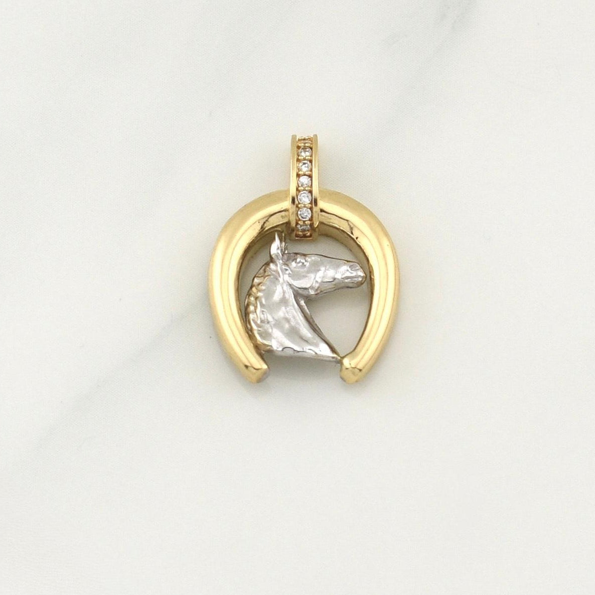 Dije Herradura Caballo 2.8gr / 3/4 in / Dos Oros Amarillo Blanco 18K !