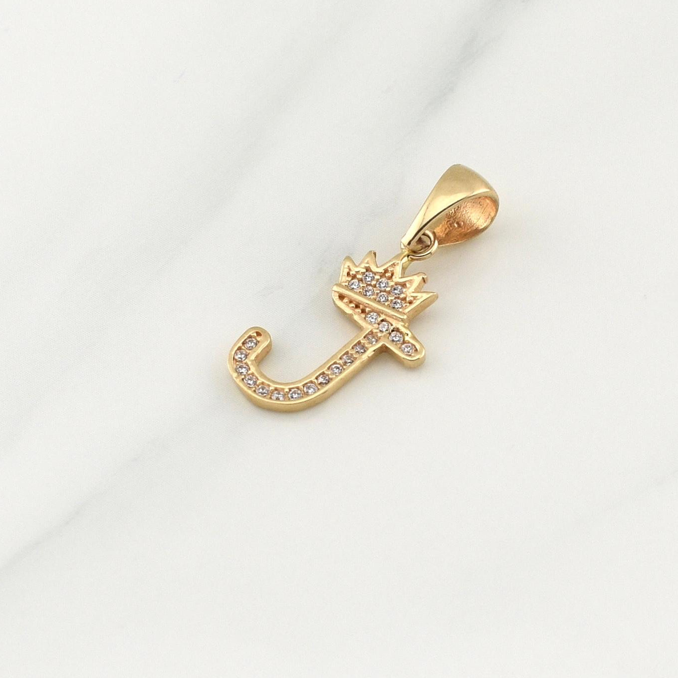 Dije Letra J Corona 1.4gr / 1 in / Oro Amarillo 18K !