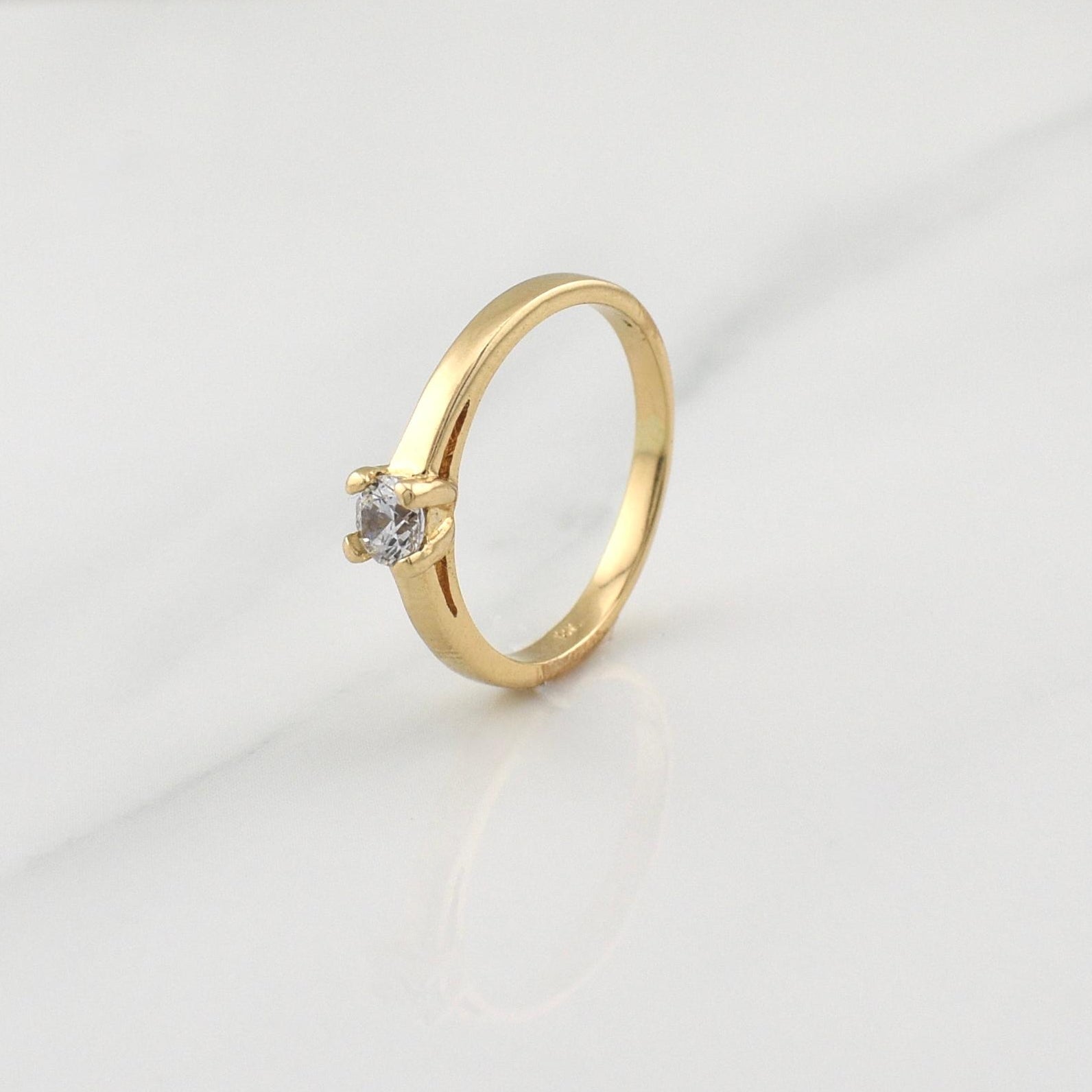 Anillo Solitario 2.6gr / T6 1/4 / Oro Amarillo 18K !