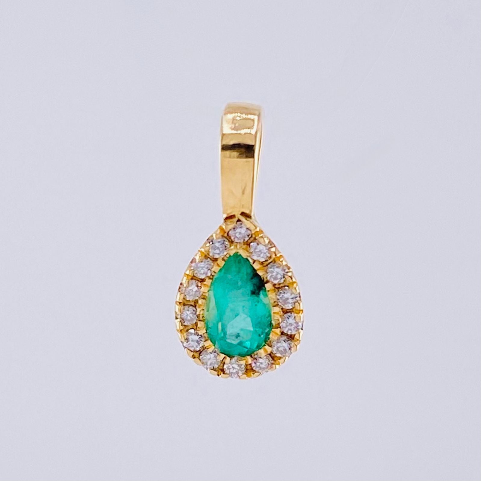 Dije Gota Borde Tupido Esmeraldas 35pts Diamantes 14pts 1.1gr / 1/2 in / Oro Amarillo 18K ©