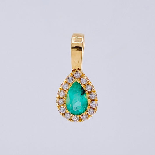 Dije Gota Borde Tupido Esmeraldas 35pts Diamantes 14pts 1.1gr / 1/2 in / Oro Amarillo 18K ©