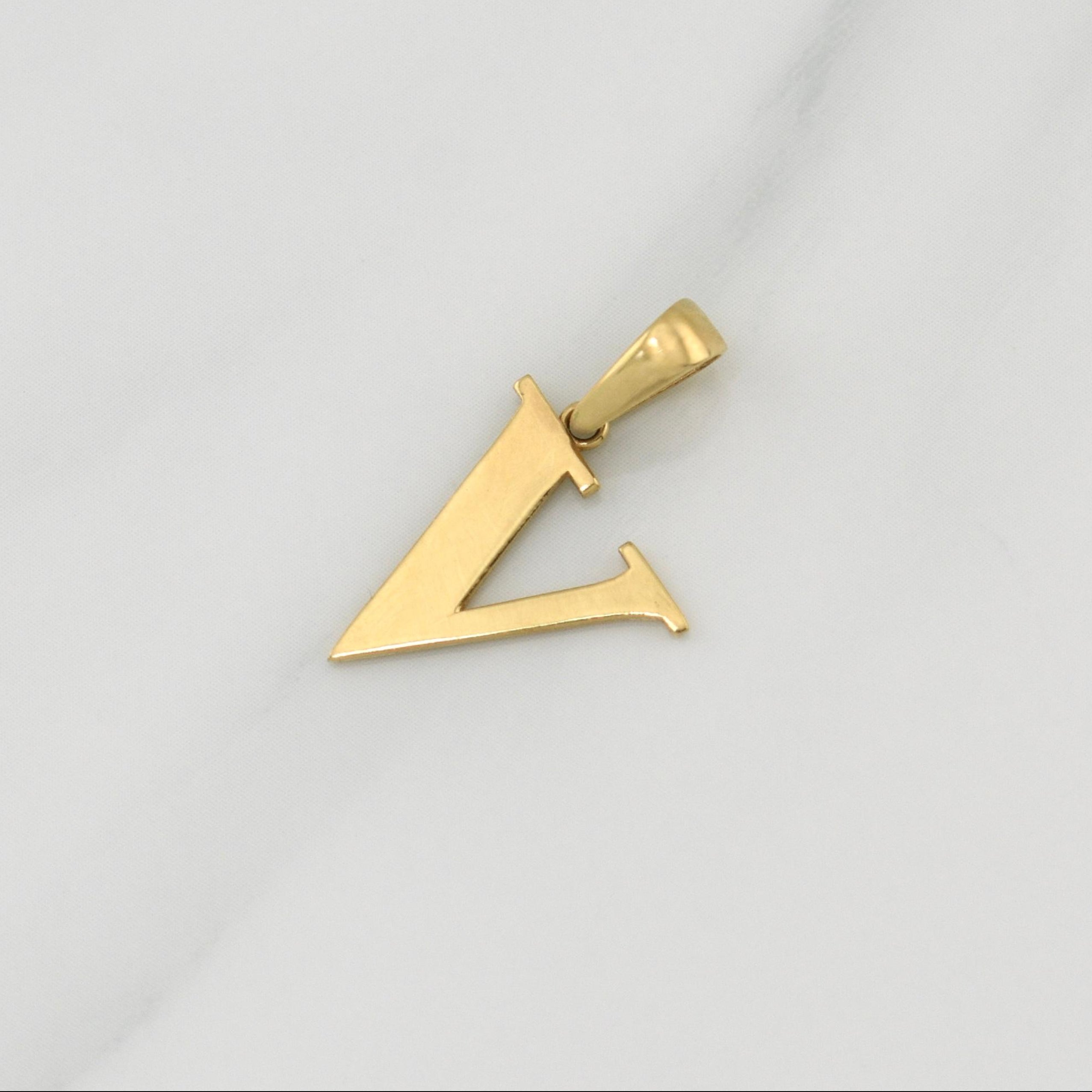 Dije Letra V 1.15 g / 3/4 in Oro Amarillo 18K