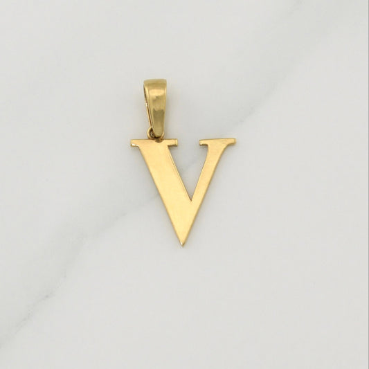 Dije Letra V 1.15 g / 3/4 in Oro Amarillo 18K