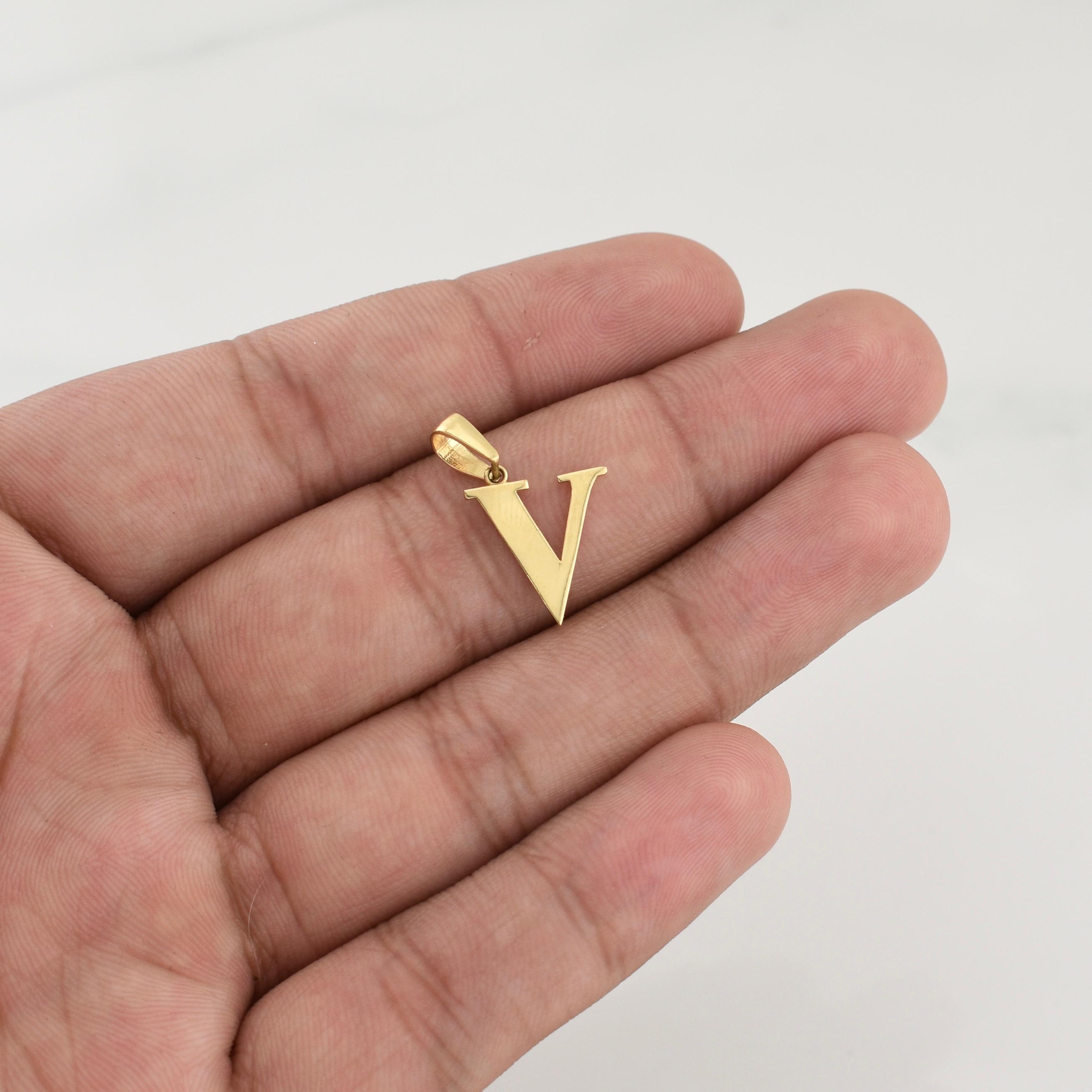 Dije Letra V 1.15 g / 3/4 in Oro Amarillo 18K