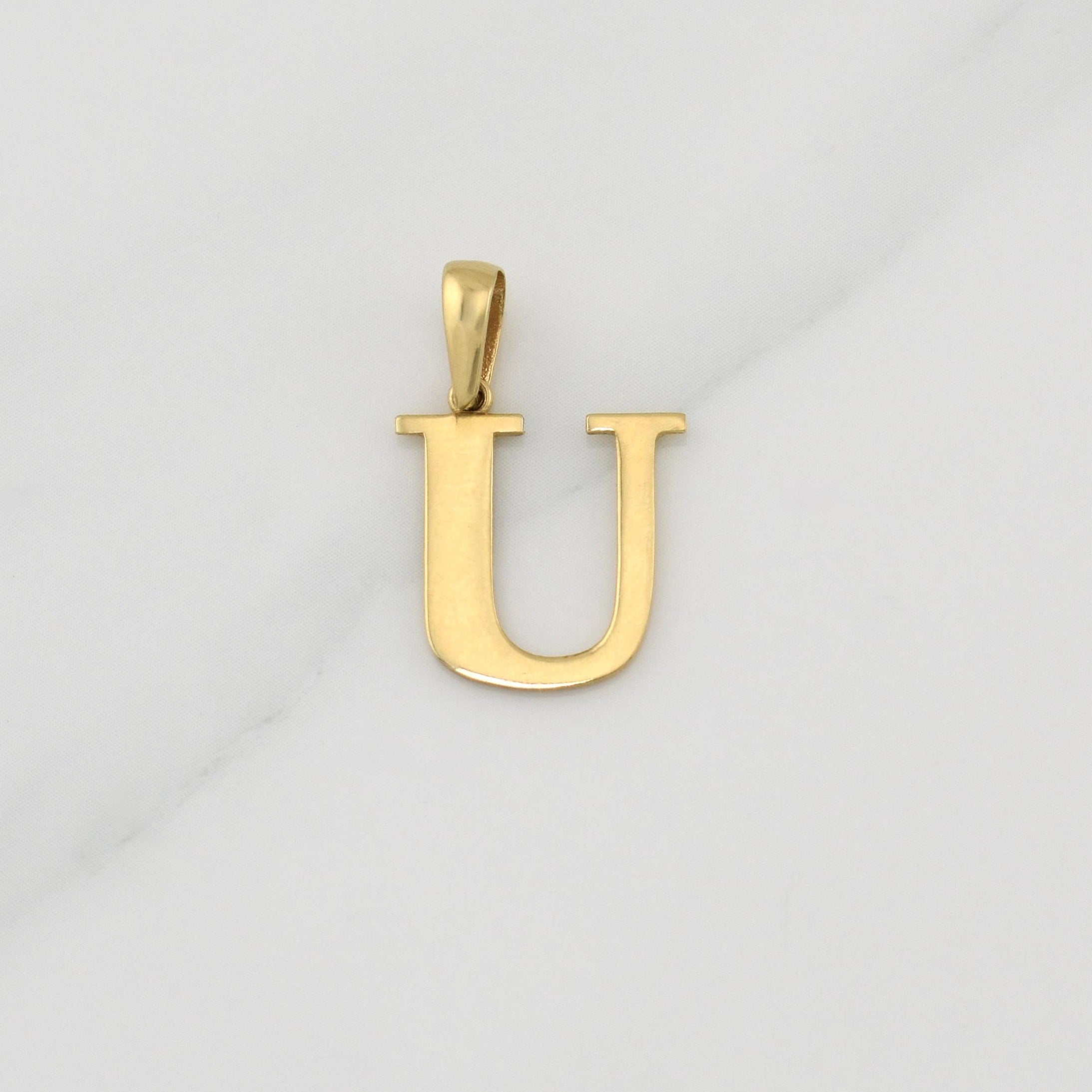 Dije Letra U 1.35 g / 3/4 in Oro Amarillo 18K