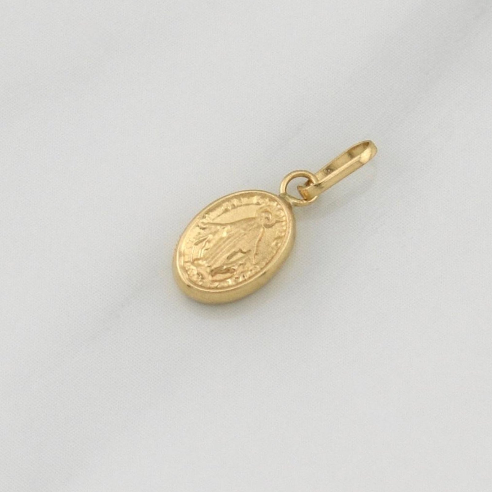 Dije Virgen Milagrosa 0.3 g / 1/2 in Oro Amarillo 18K