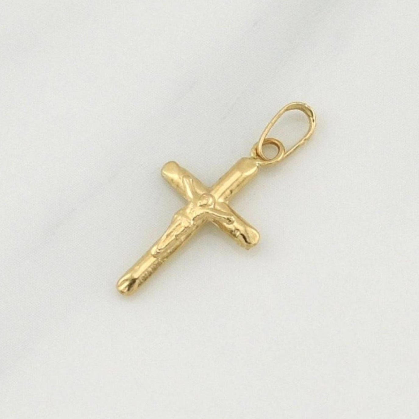 Dije Cruz Cristo 0.3 g / 3/4 in Oro Amarillo 18K