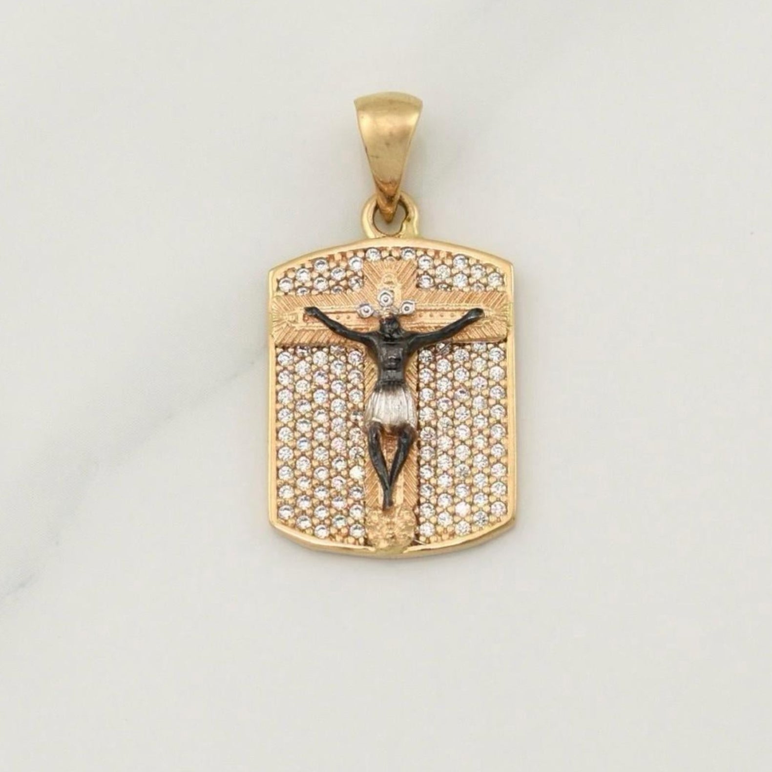 Dije Placa Cristo Señor De Los Milagros 4.65 g / 1 1/4 in Dos Oros Amarillo Blanco 18K