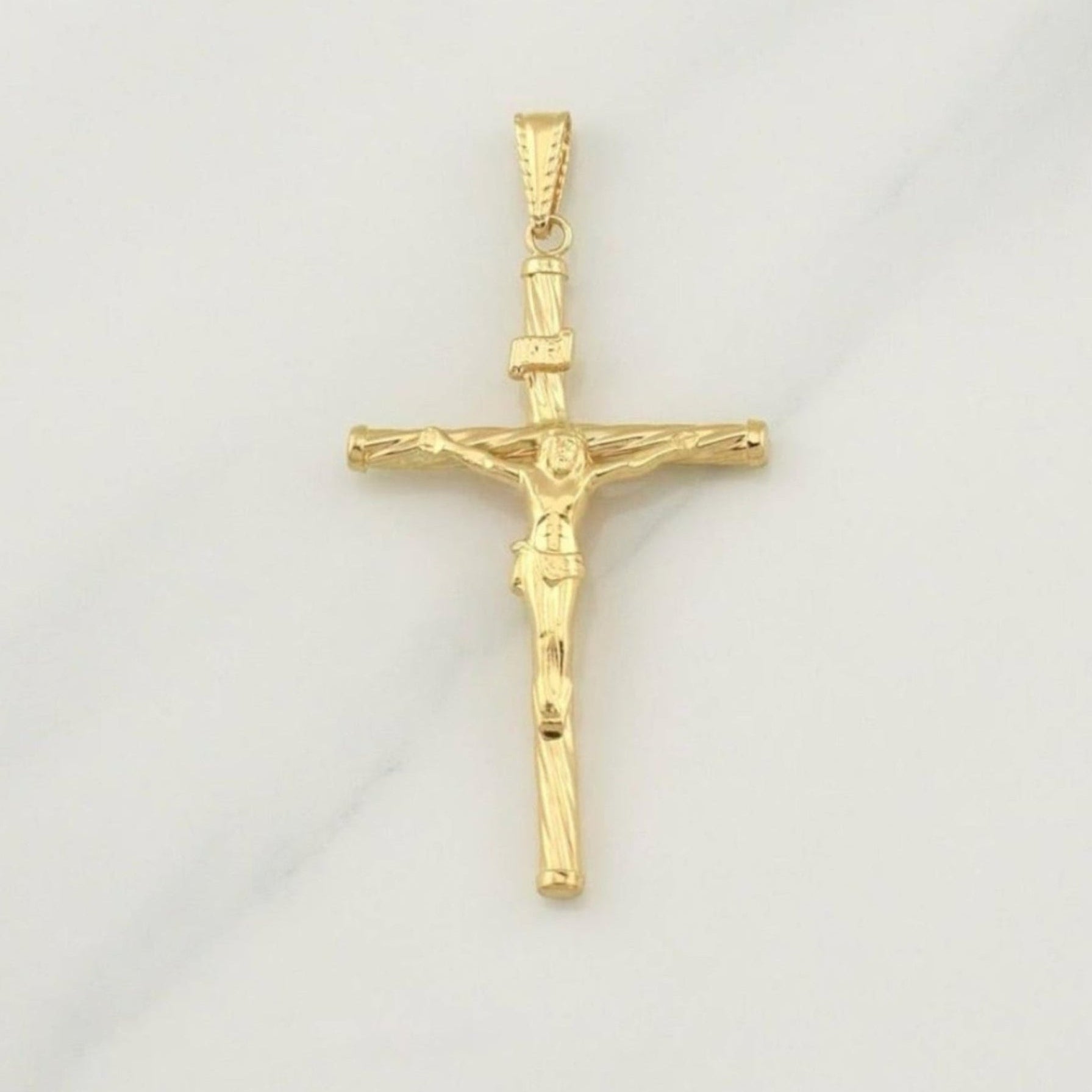 Dije Cruz Cristo 1.9 g / 2 1/4 in Oro Amarillo 18K