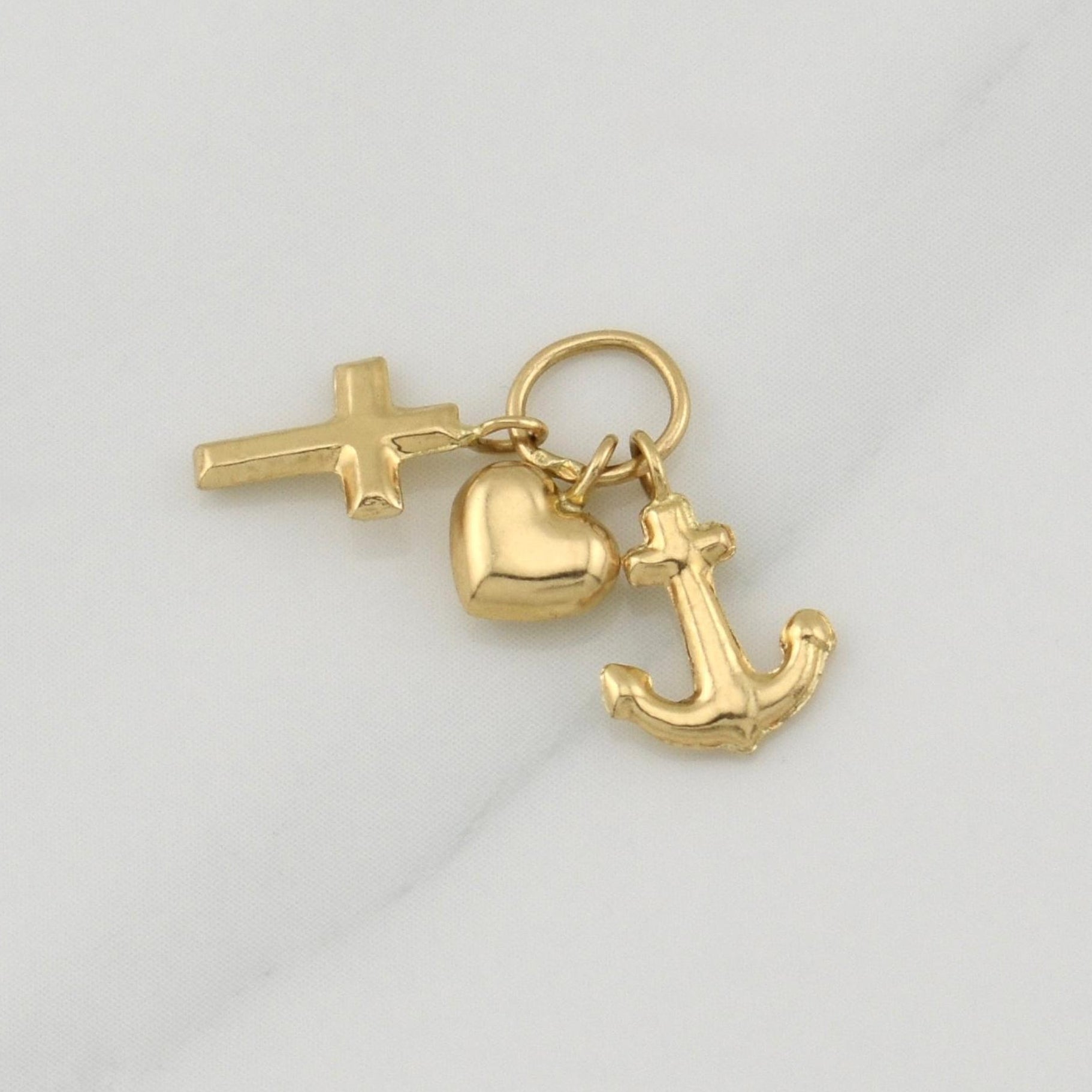 Dije Tres Gracias 0.5 g / 3/4 in Oro Amarillo 18K