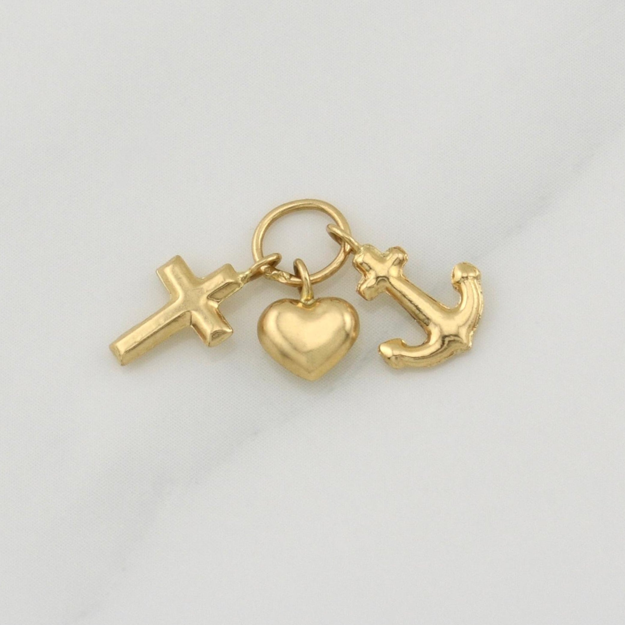 Dije Tres Gracias 0.5 g / 3/4 in Oro Amarillo 18K