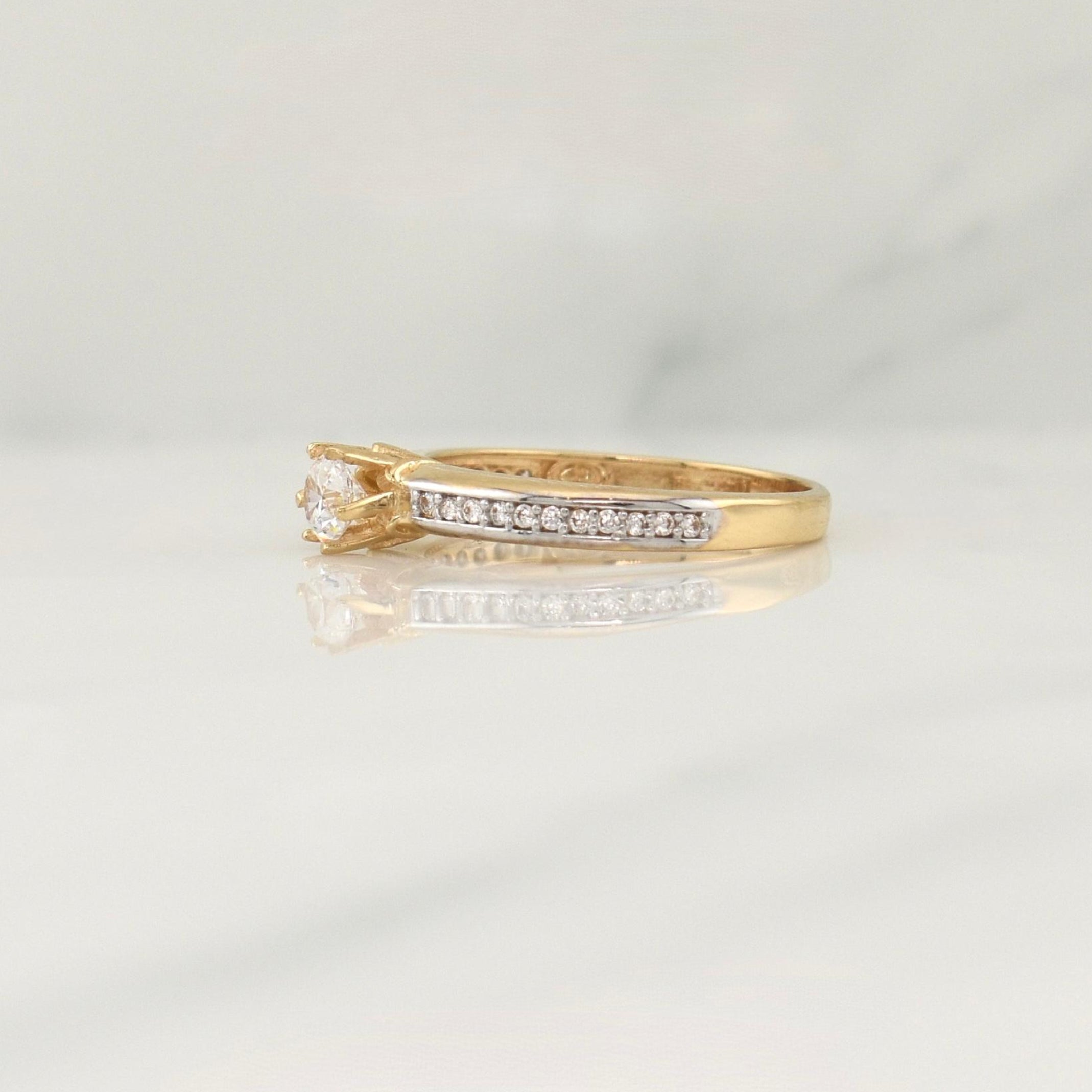 Anillo Solitario 2.4 g / T6 Oro Amarillo 18K