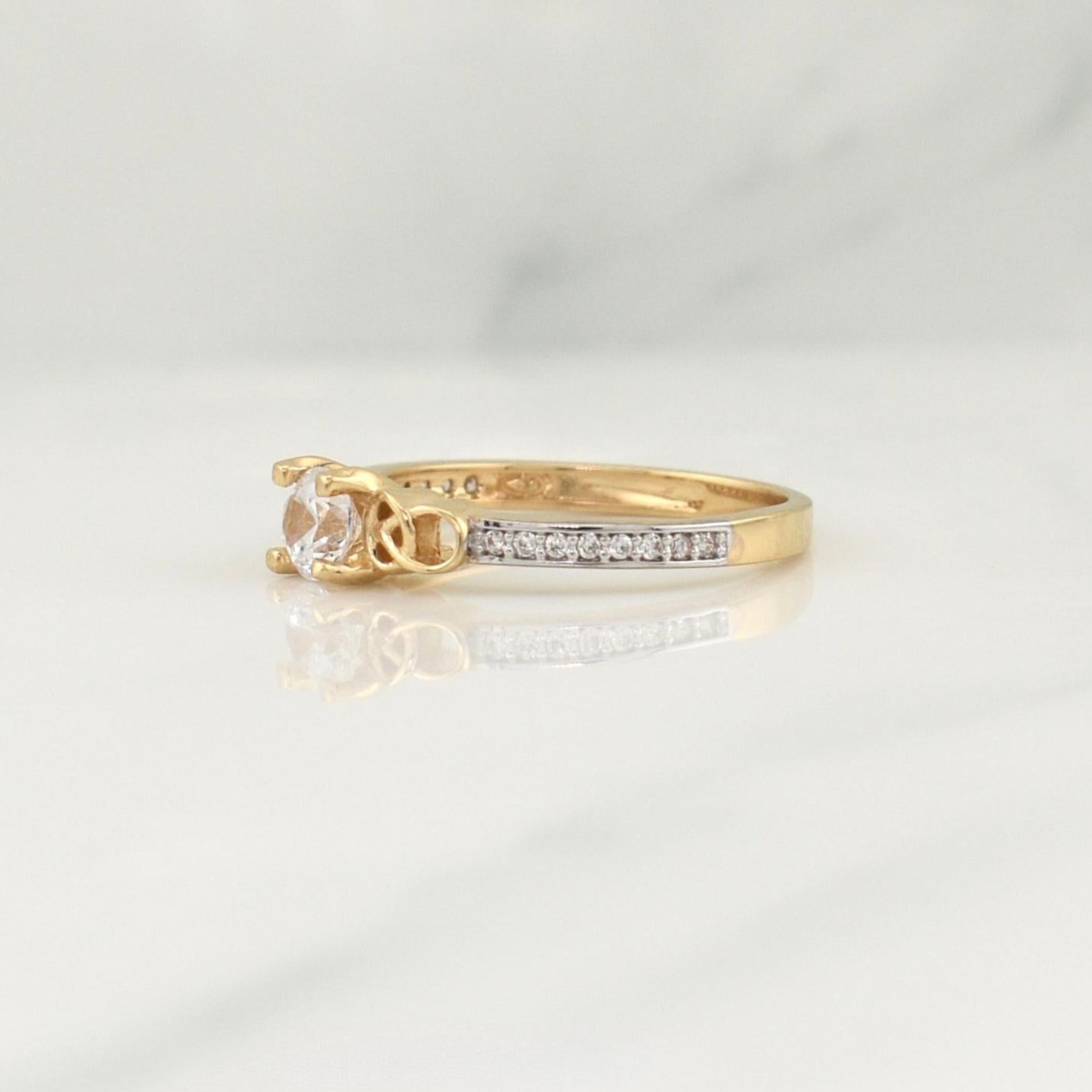 Anillo Solitario 2.6 g / T5,75 Oro Amarillo 18K