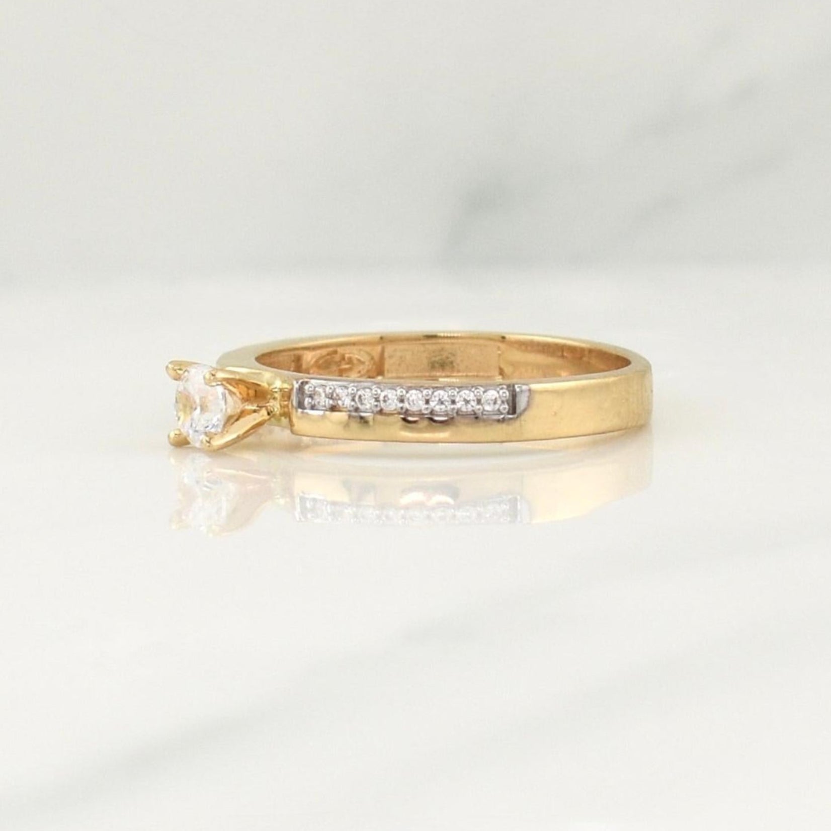 Anillo Solitario 3.4 g / T8 Oro Amarillo 18K