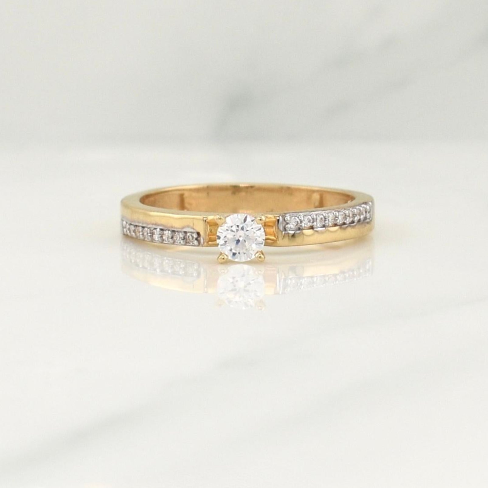 Anillo Solitario 3.4 g / T8 Oro Amarillo 18K