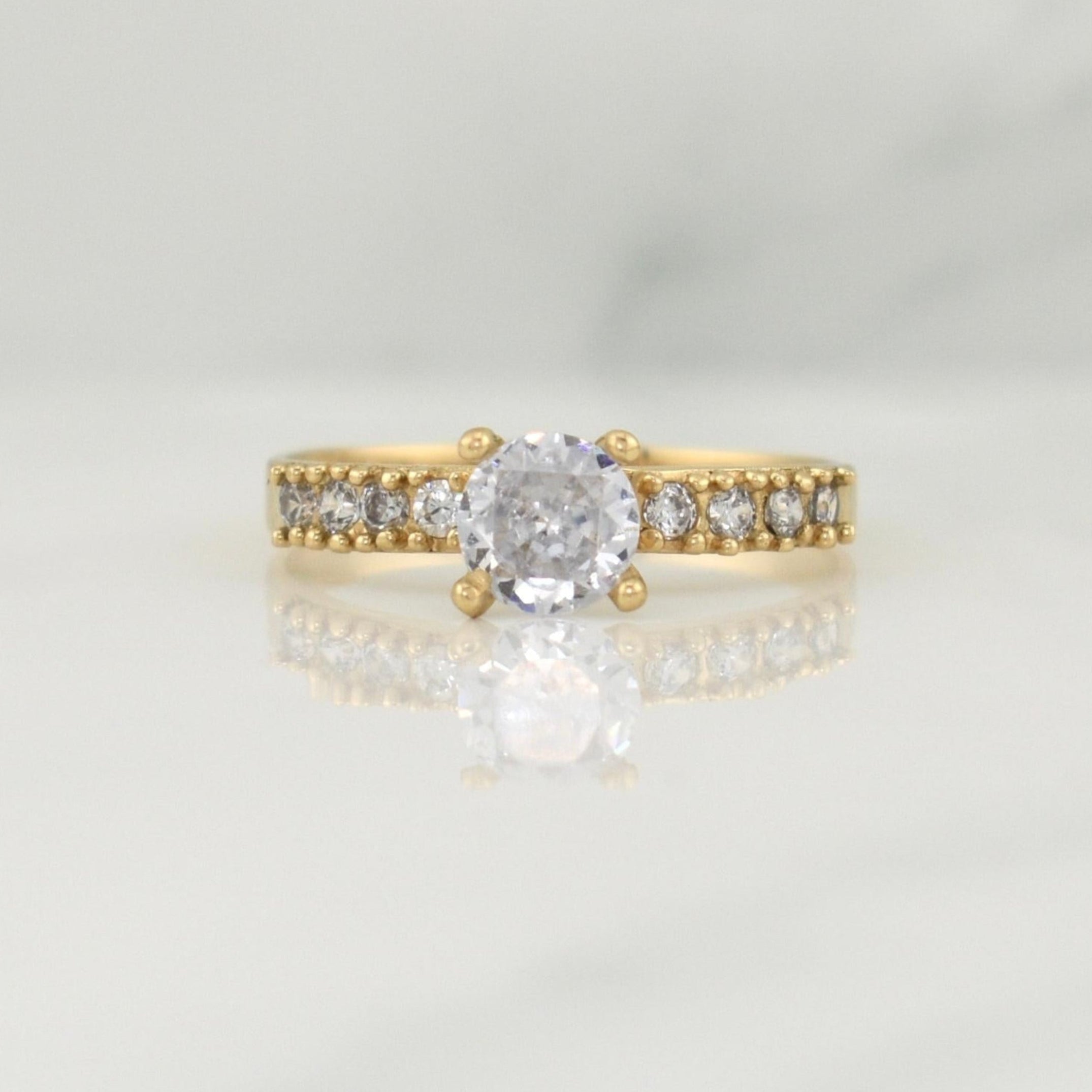 Solitaire Ring 2.1 g / T6.75 Yellow Gold 18K
