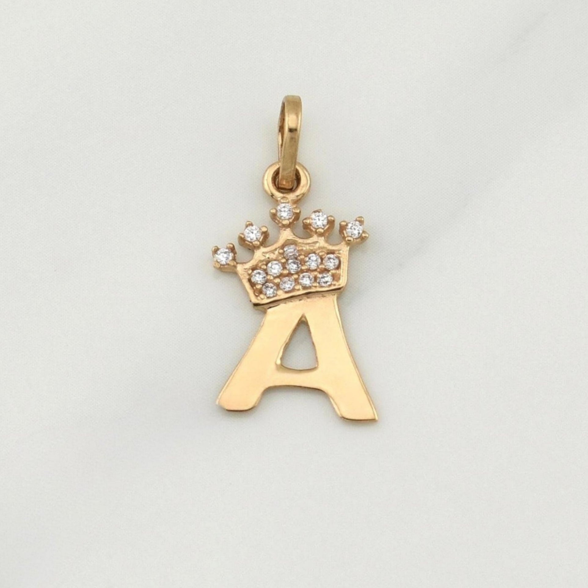 Dije Letra A Corona 0.85 g / 3/4 in Oro Amarillo 18K