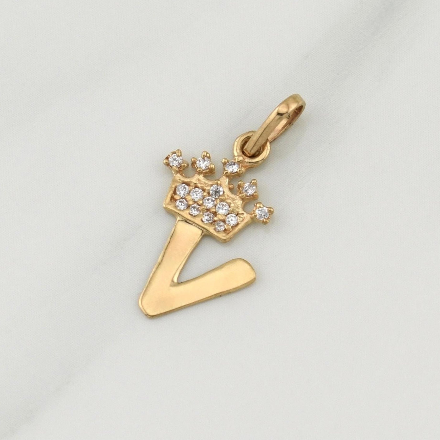 Dije Letra V Corona 0.85 g / 3/4 in Oro Amarillo 18K