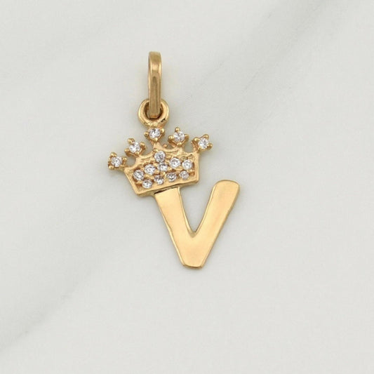 Dije Letra V Corona 0.85 g / 3/4 in Oro Amarillo 18K