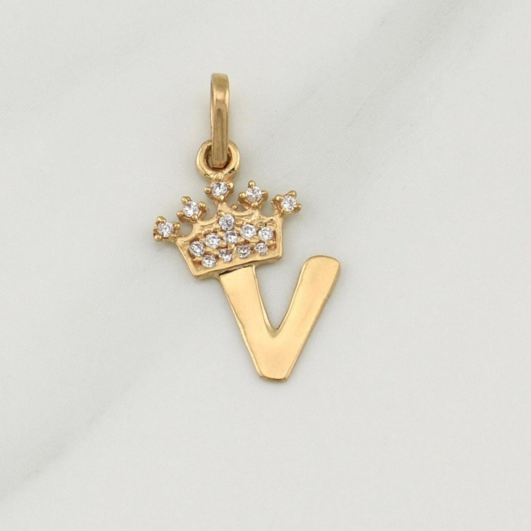 Dije Letra V Corona 0.7 g / 3/4 in Oro Amarillo 18K