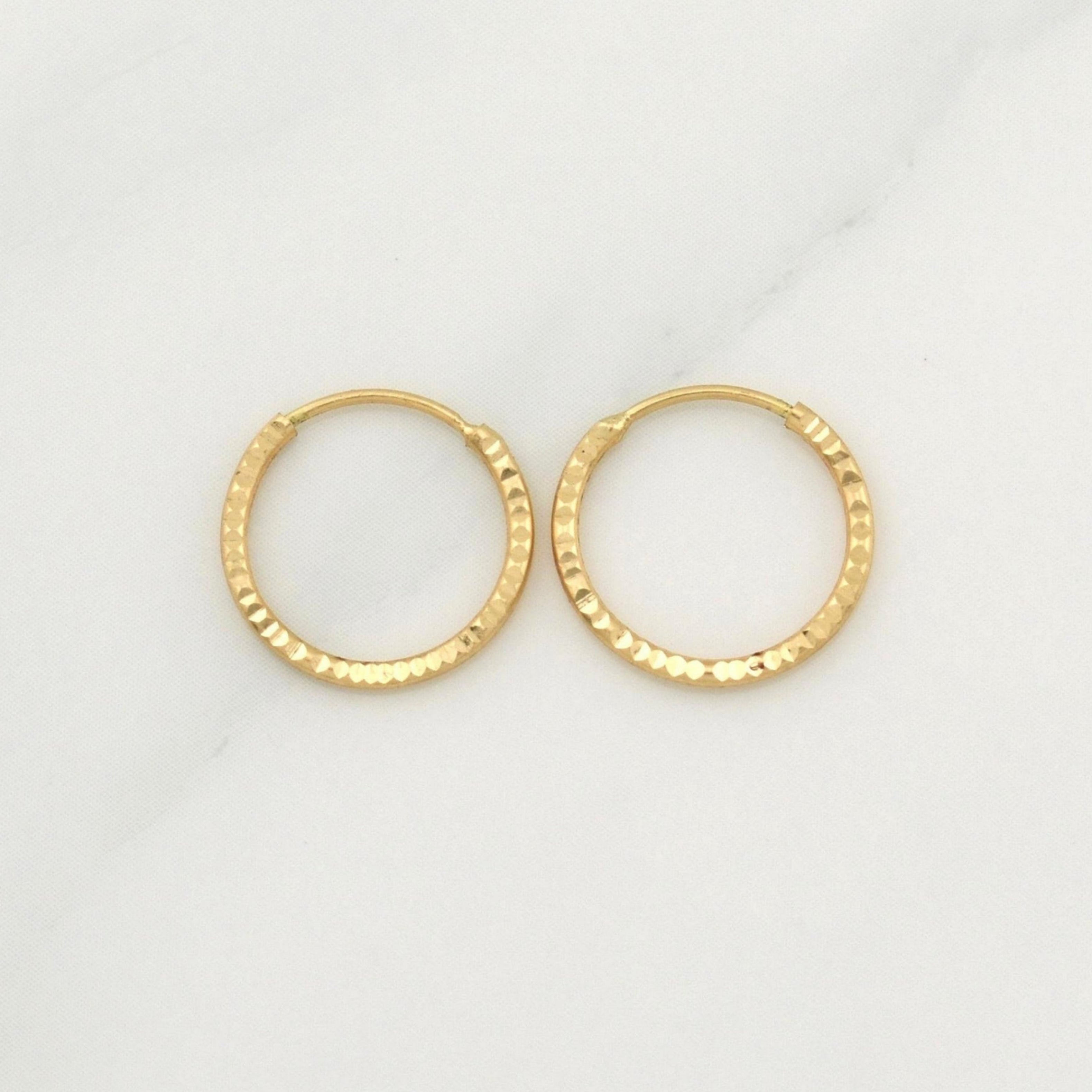 Candongas Aro Rayado 0.45 g / 1/2 in Oro Amarillo 18K