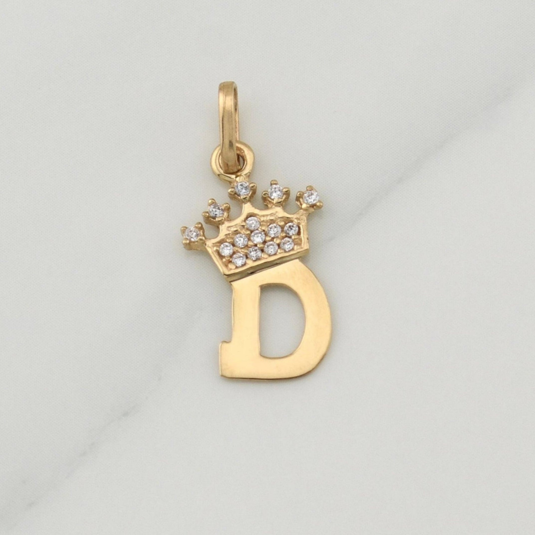 Dije Letra D Corona 0.8 g / 3/4 in Oro Amarillo 18K