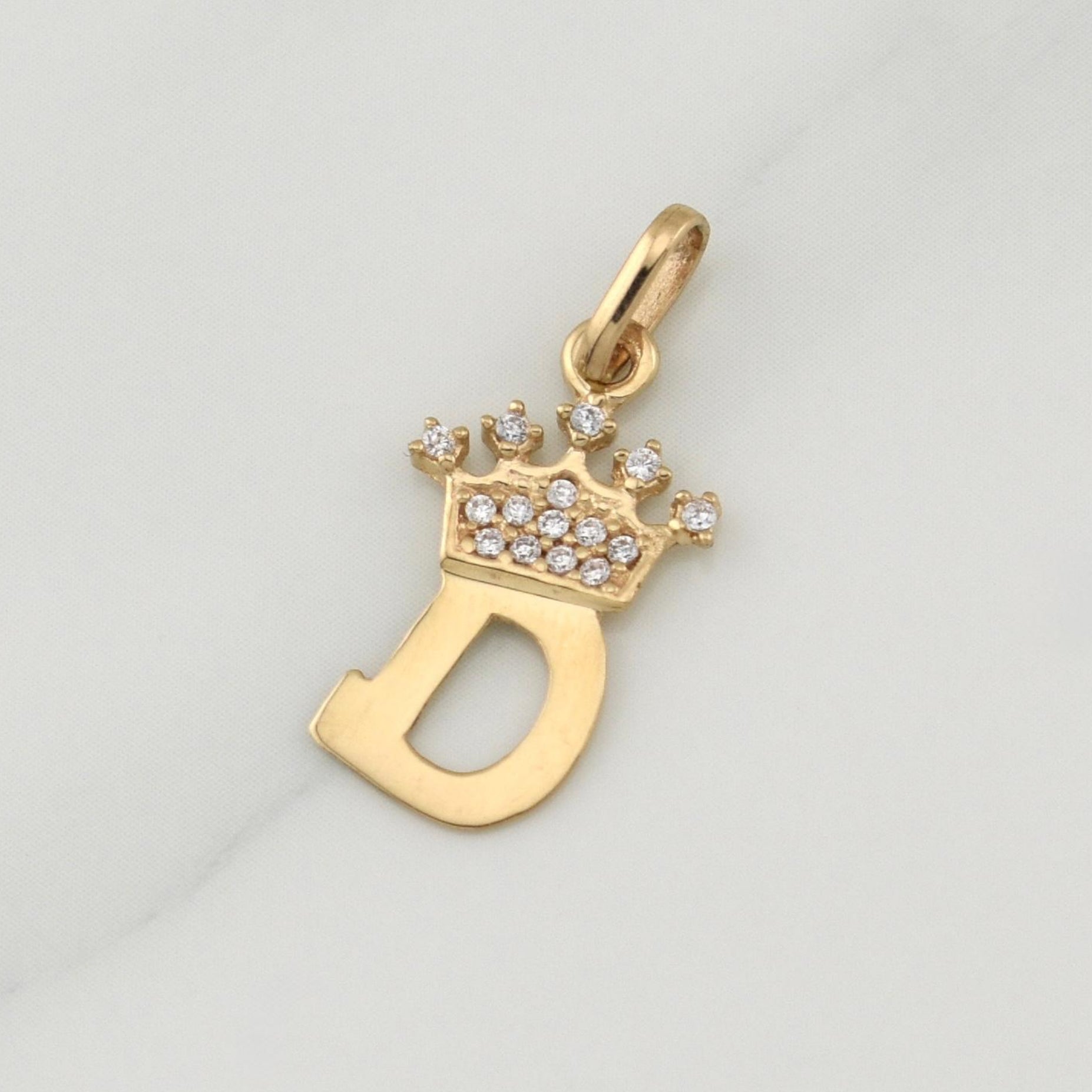 Dije Letra D Corona 0.85 g / 3/4 in Oro Amarillo 18K