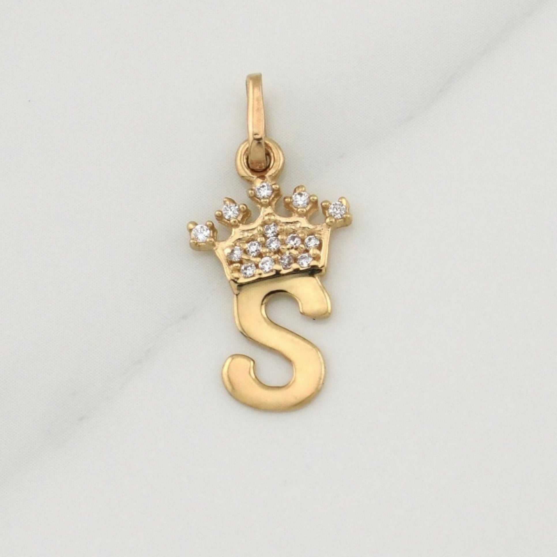 Dije Letra S Corona 0.8 g / 3/4 in Oro Amarillo 18K