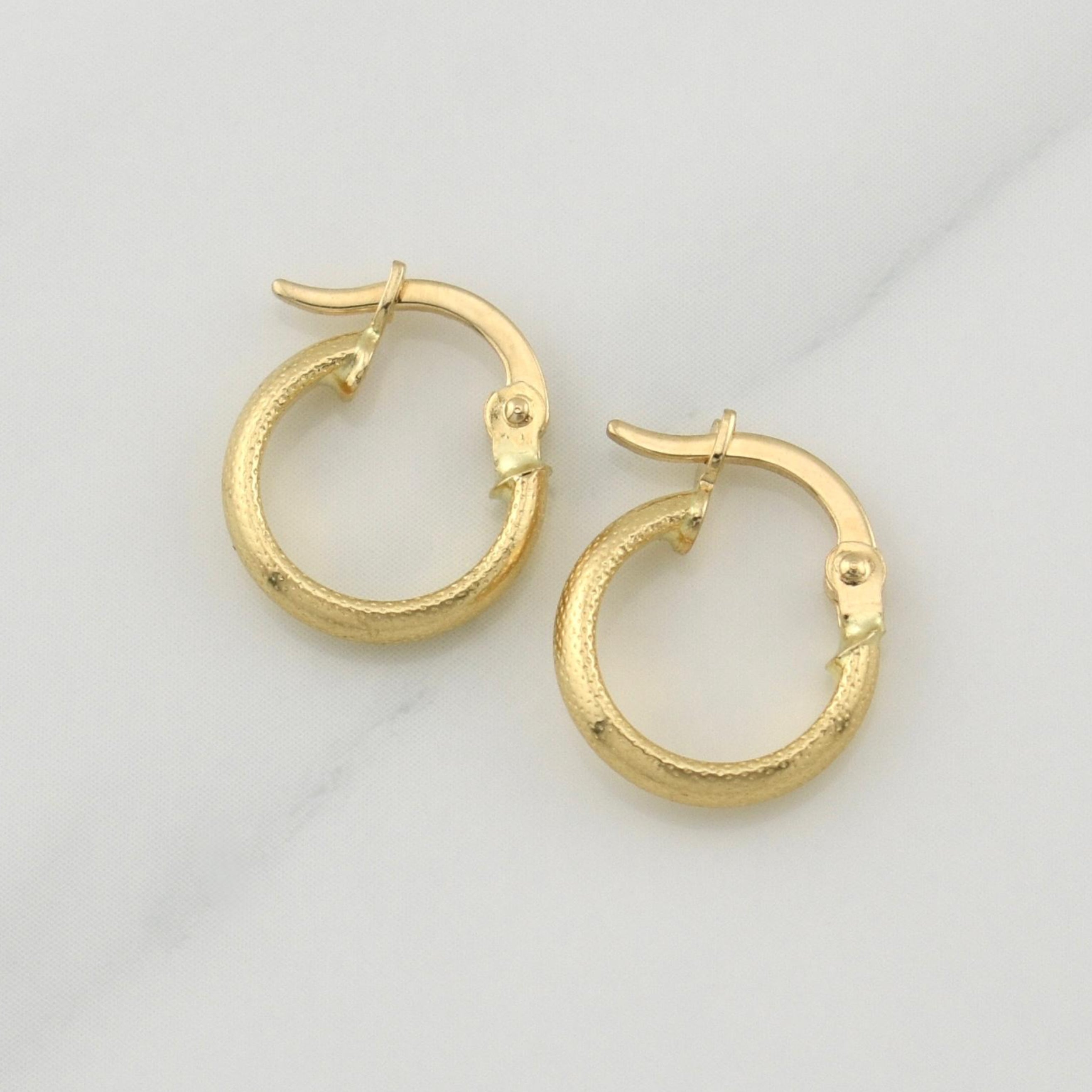 Candongas Punteadas 0.95 g / 1/2 in Oro Amarillo 18K
