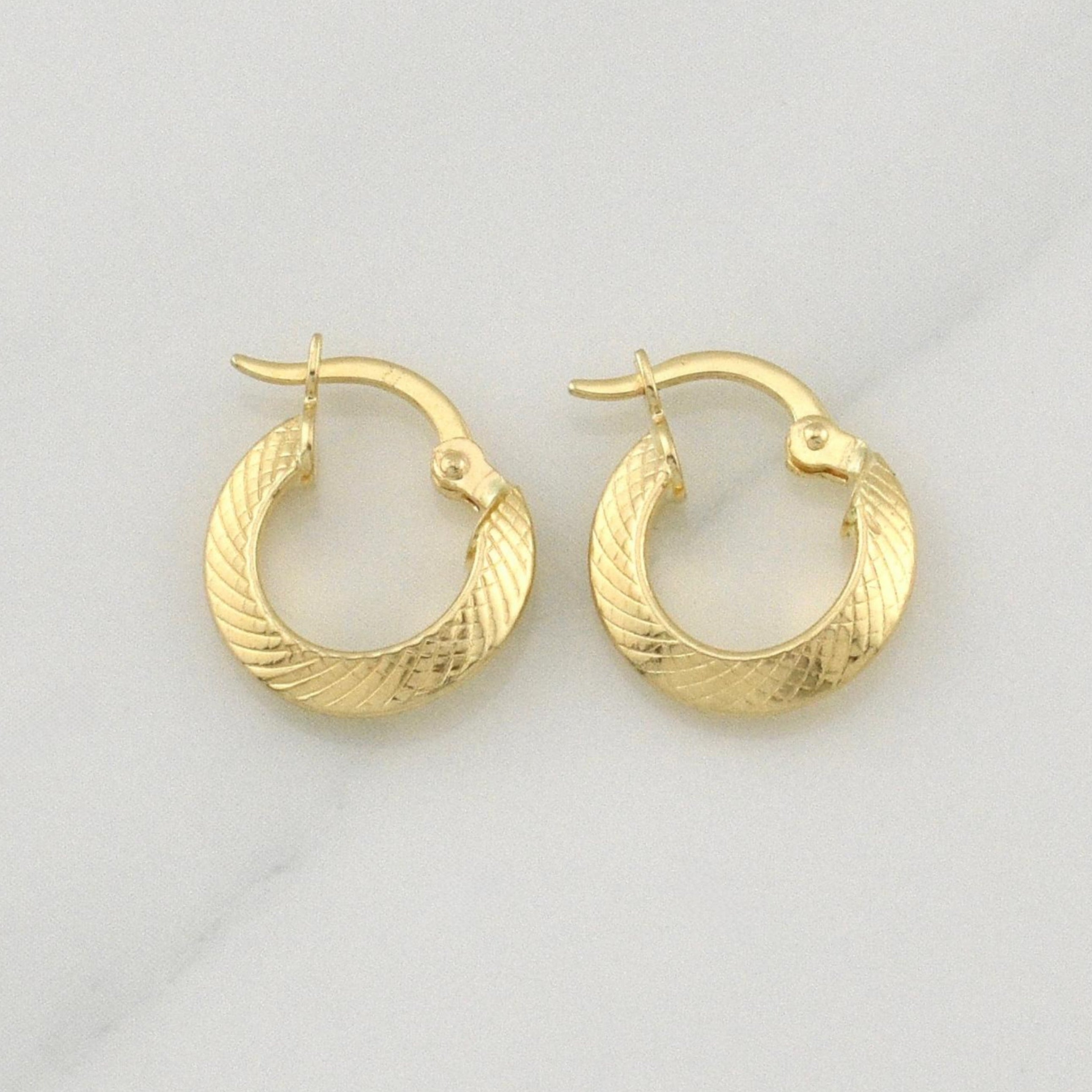 Candongas Clau Rayado 1.35 g / 1/2 in Oro Amarillo 18K