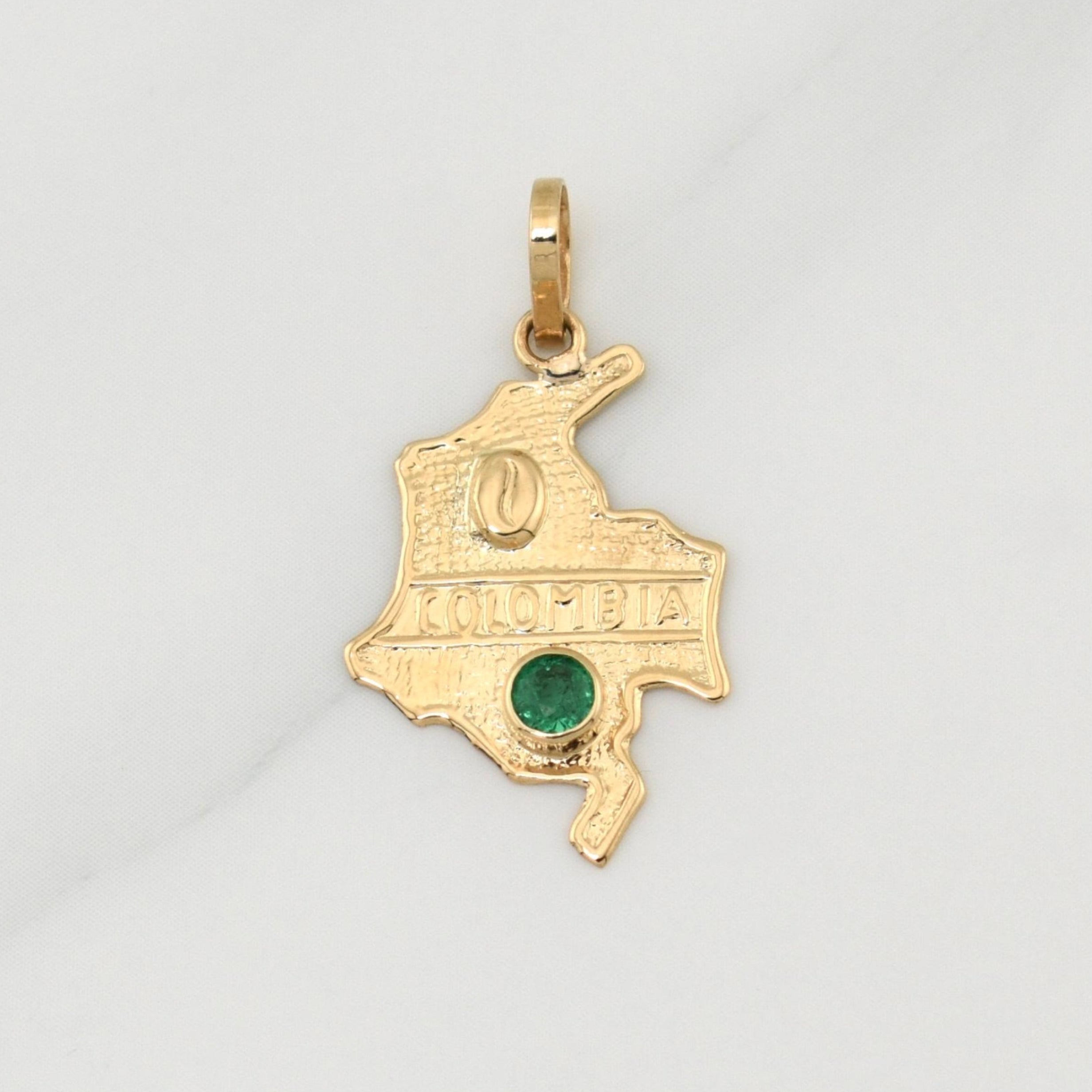 Pendant Map of Colombia Emerald 0.12pts 0.9g / 1 in 18K Yellow Gold