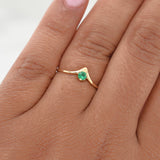 Centered Arrow Emerald Ring 0.06pts 0.9g / T5.75 18K Yellow Gold