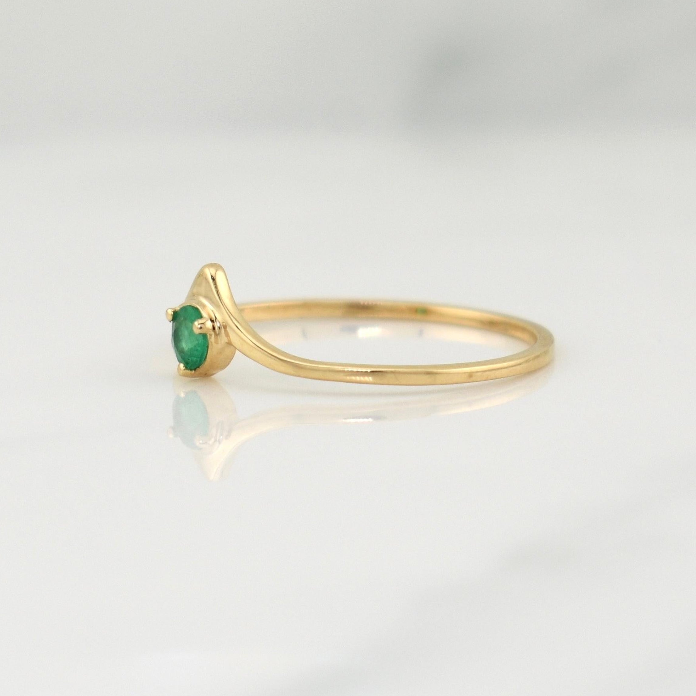 Centered Arrow Emerald Ring 0.06pts 0.9g / T5.75 18K Yellow Gold