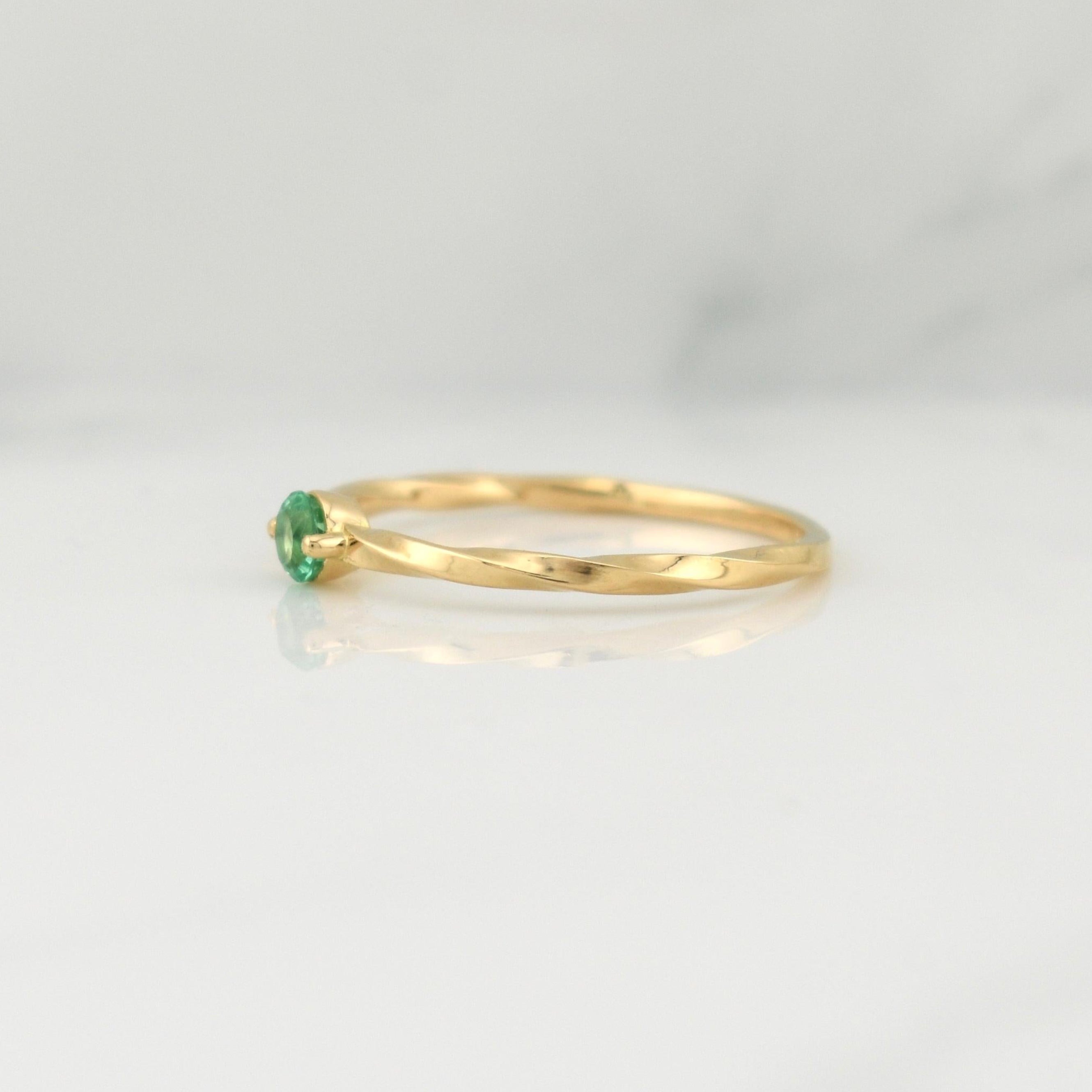 Anillo Espiral Esmeralda 0.18pts 1.65g / T8 Oro Amarillo 18K