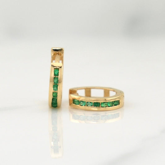 Hoop Earrings Carril Emeralds 0.11cts 1.65g / 1/2 in 18K Yellow Gold