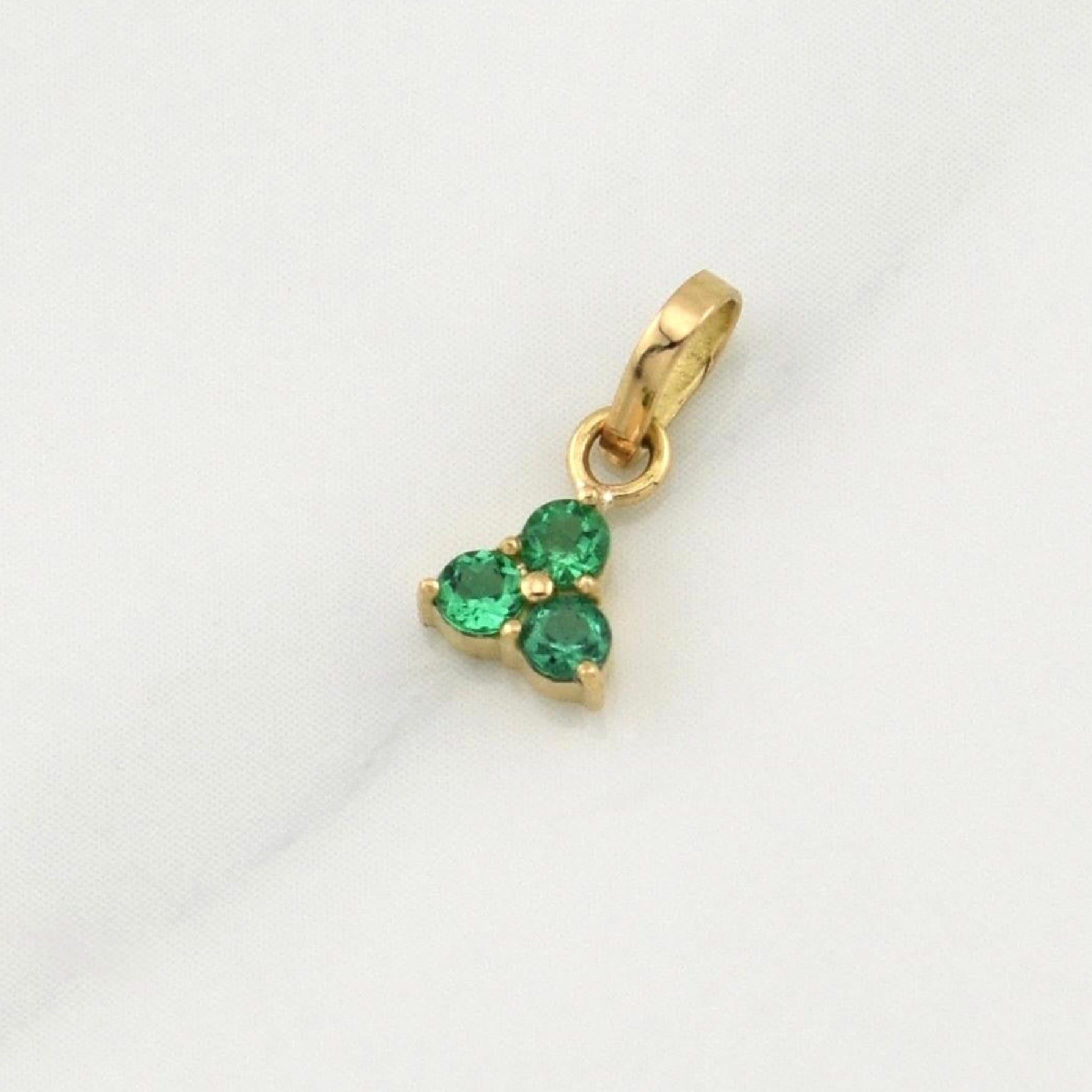 Dije Flor Esmeraldas 0.11pts 0.3g / 1/2 in Oro Amarillo 18K