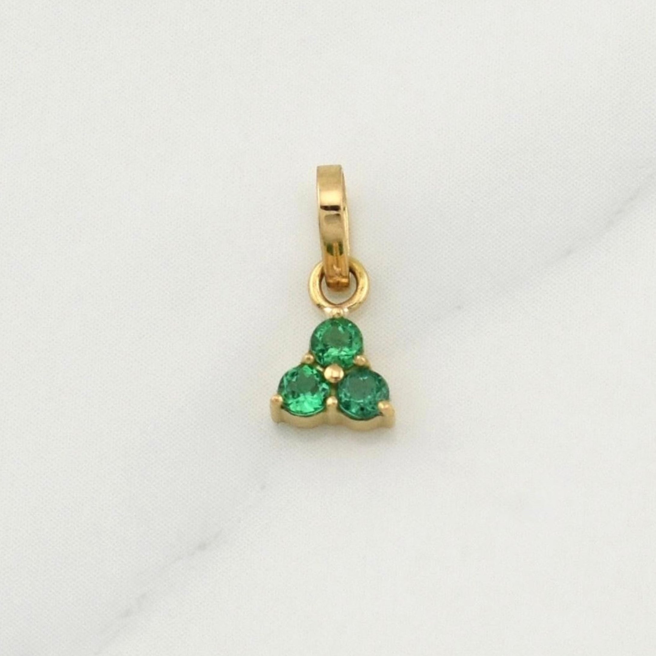 Dije Flor Esmeraldas 0.11pts 0.3g / 1/2 in Oro Amarillo 18K