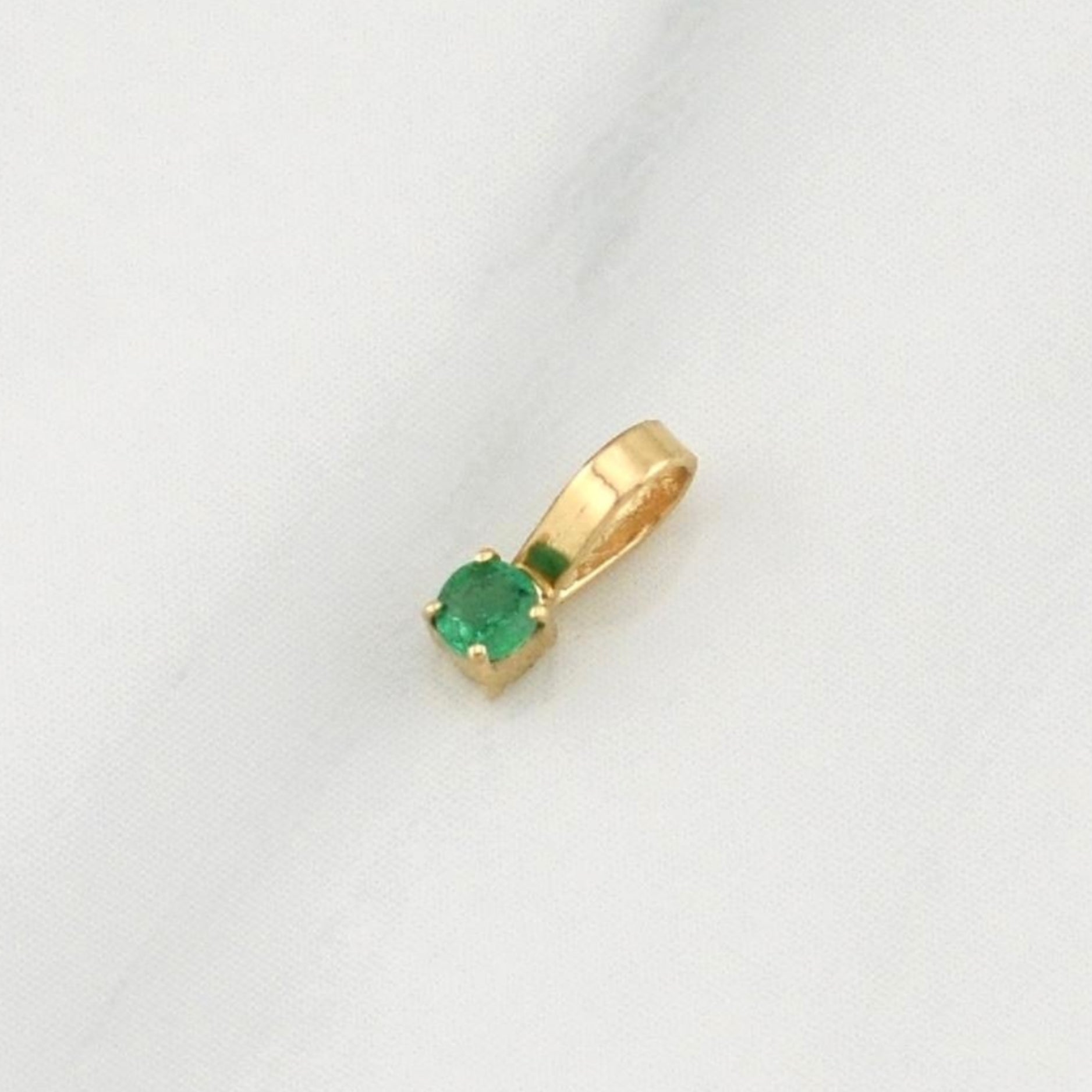 Dije Sencillo Redondo Esmeralda 0.08pts 0.1g / 1/4 in Oro Amarillo 18K
