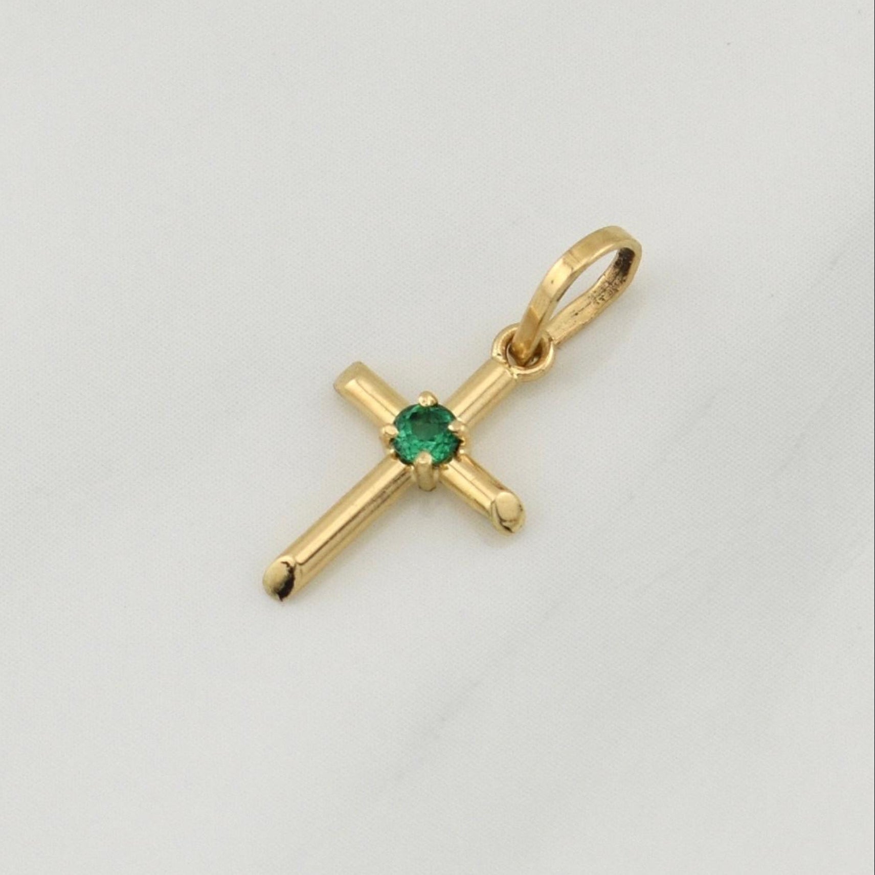 Pendant Emerald Cross 0.06pts 0.4g / 3/4 in 18K Yellow Gold