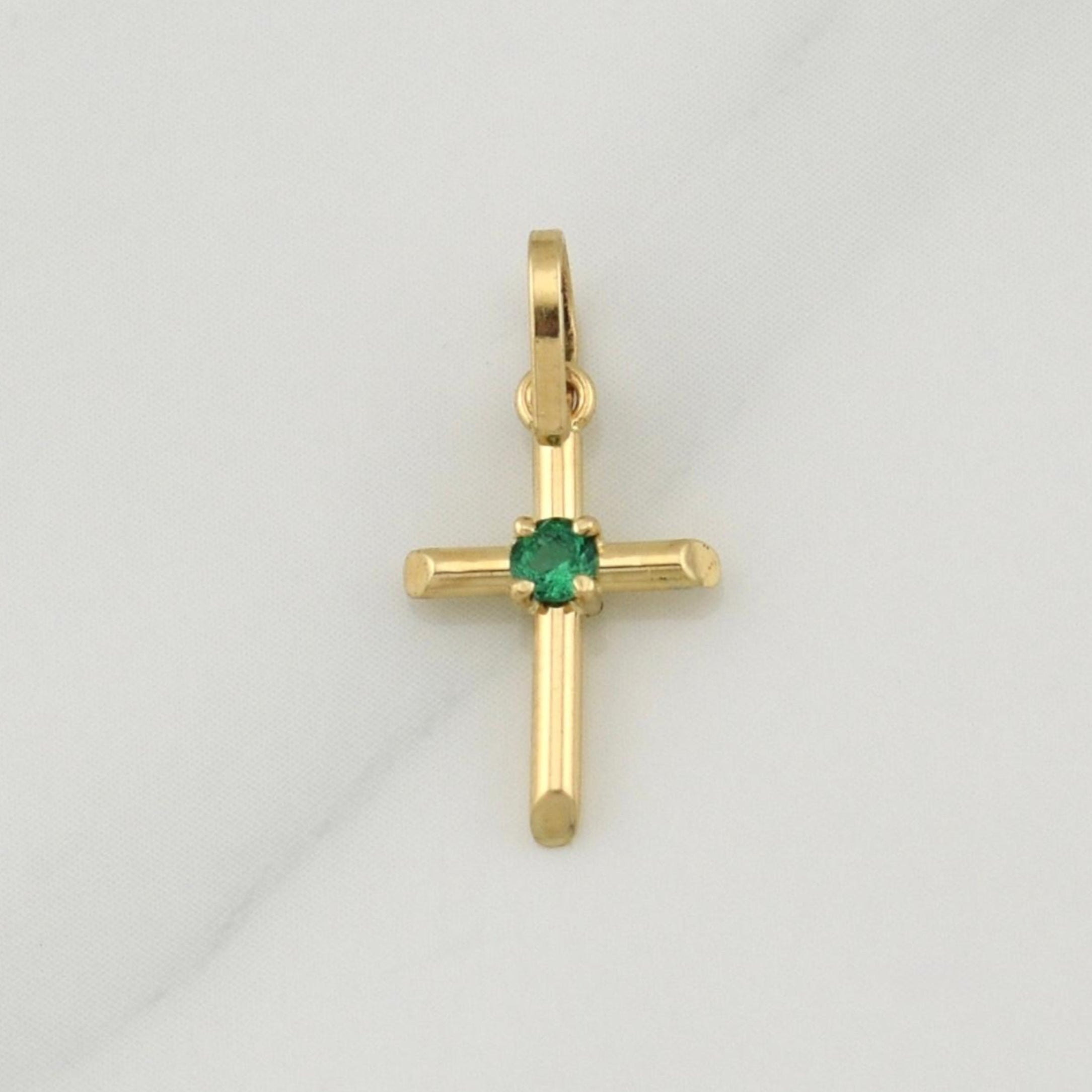 Pendant Emerald Cross 0.06pts 0.4g / 3/4 in 18K Yellow Gold