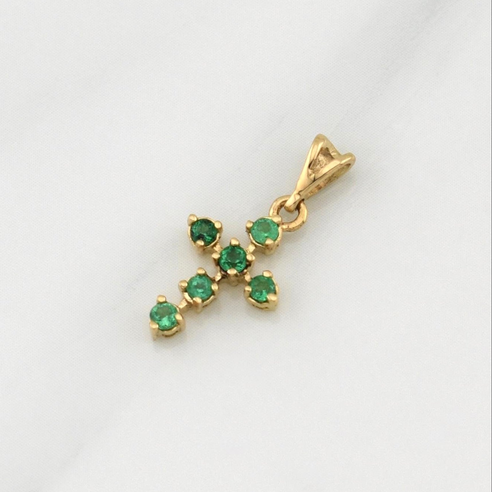 Pendant Cross Emeralds 0.22pts 0.65g / 3/4 in Yellow Gold 18K
