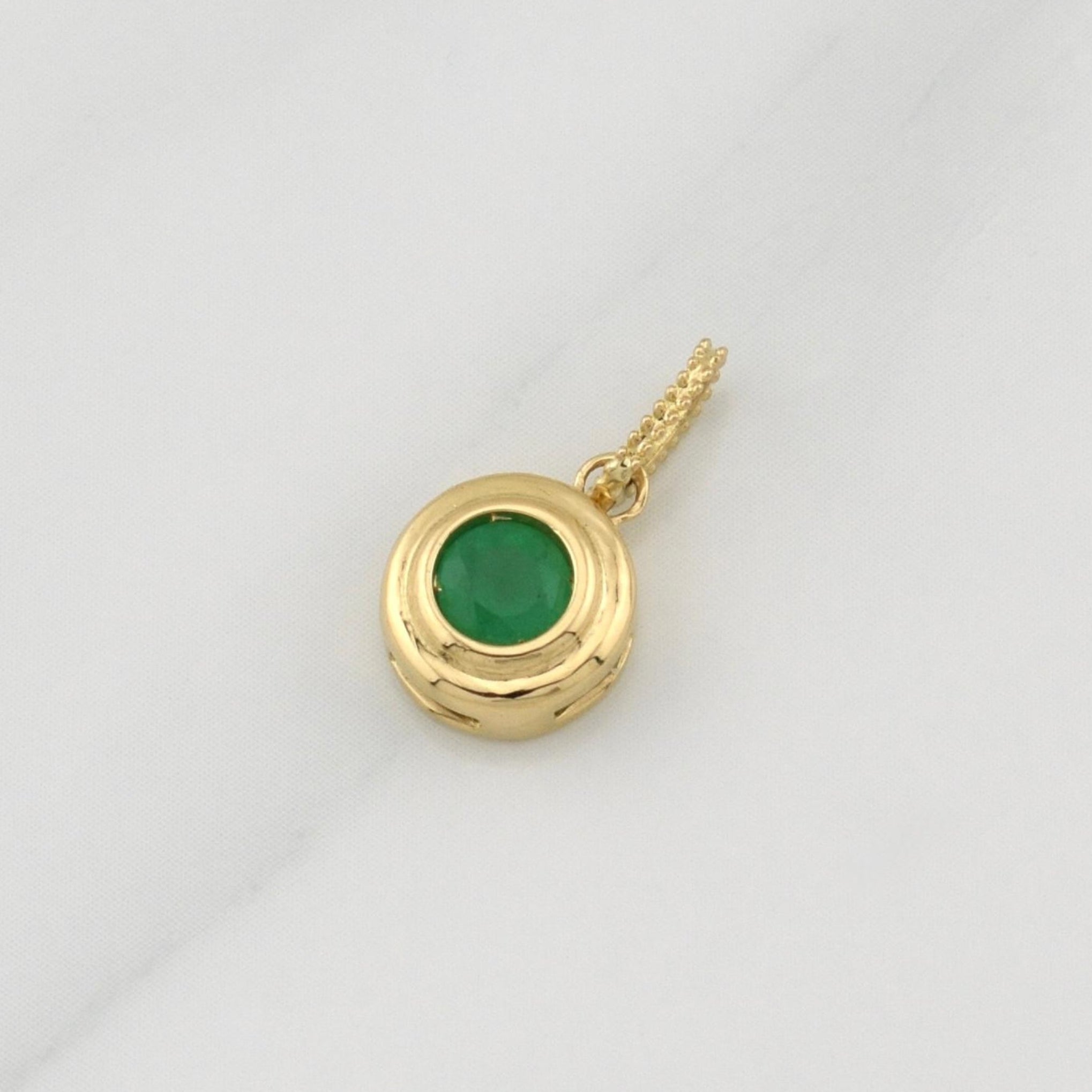 Pendant Bezel Emerald 0.26pts 0.95g / 1/2 in 18K Yellow Gold