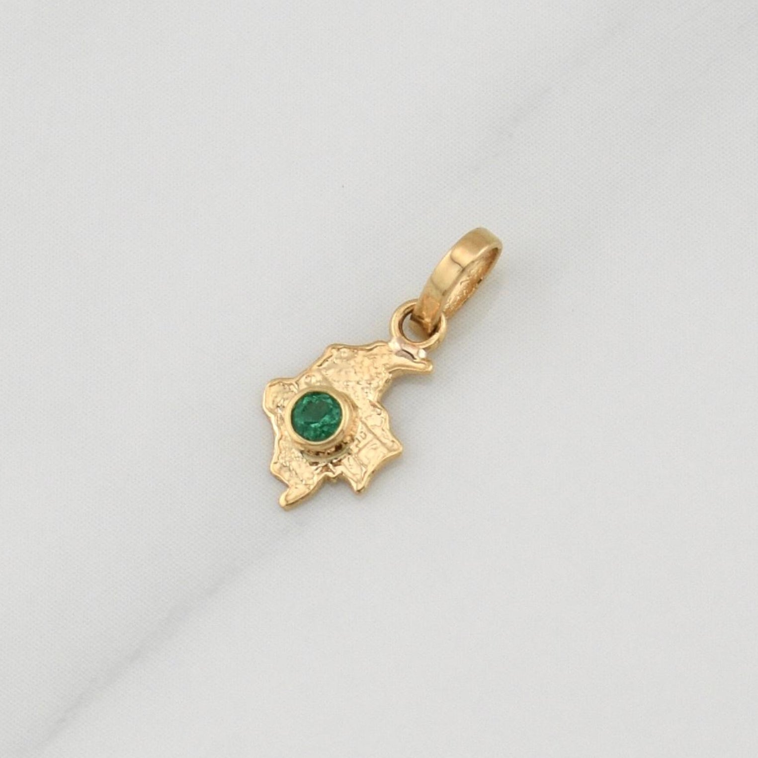 Pendant Map of Colombia Emerald 0.04pts 0.25g / 1/2 in 18K Yellow Gold
