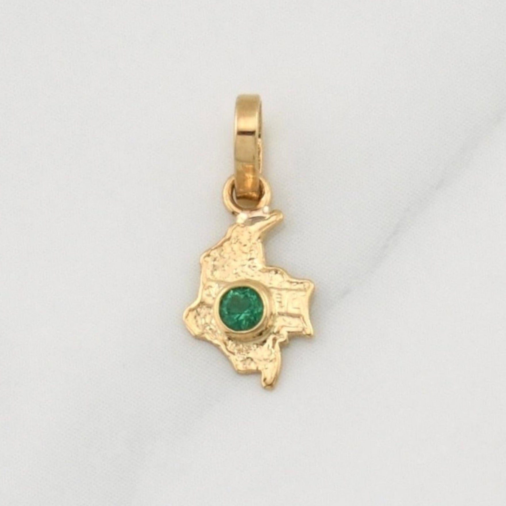 Pendant Map of Colombia Emerald 0.04pts 0.25g / 1/2 in 18K Yellow Gold