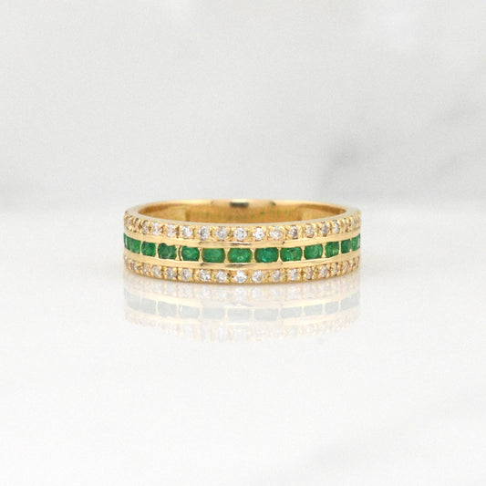 Anillo Carril Esmeraldas 0.75pts Diamantes 0.38pts 3.45g / T6,5 Oro Amarillo 18K