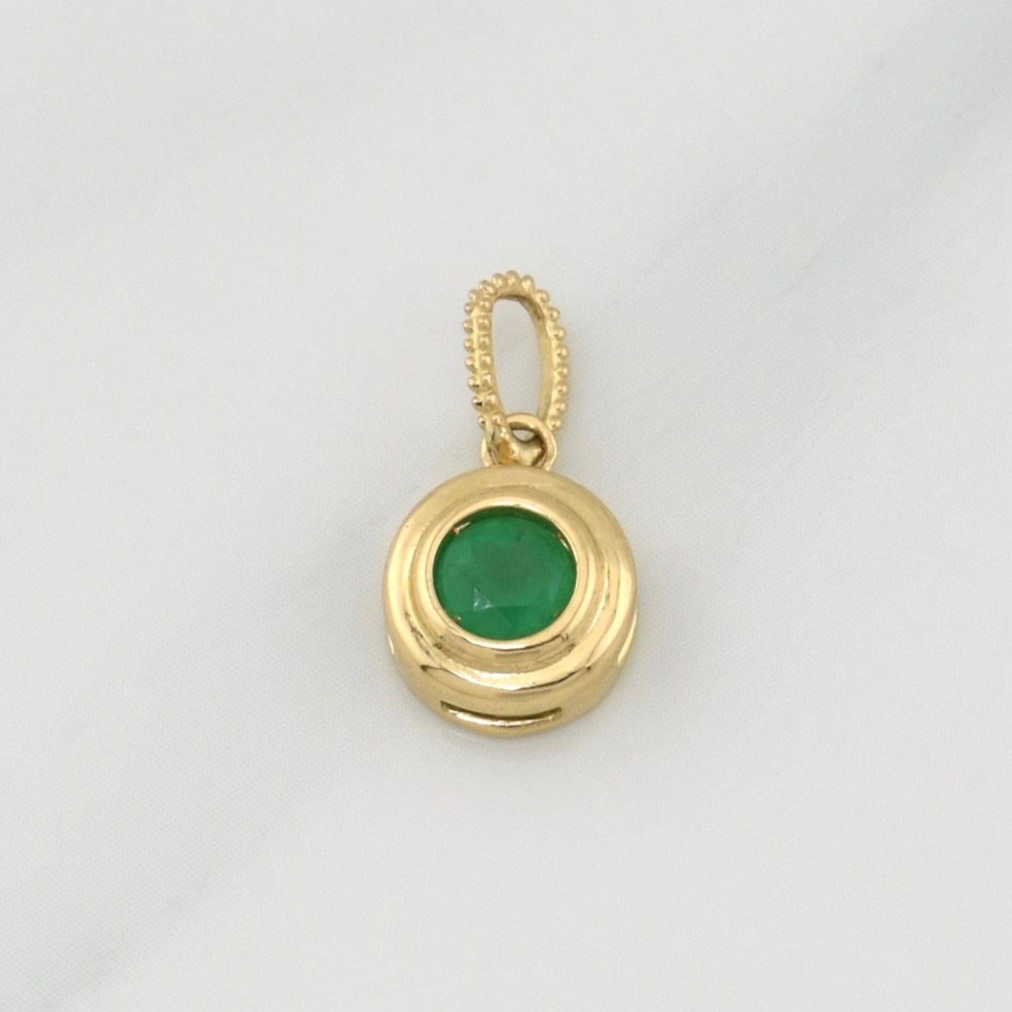 Pendant Bezel Emerald 0.26pts 0.95g / 1/2 in 18K Yellow Gold