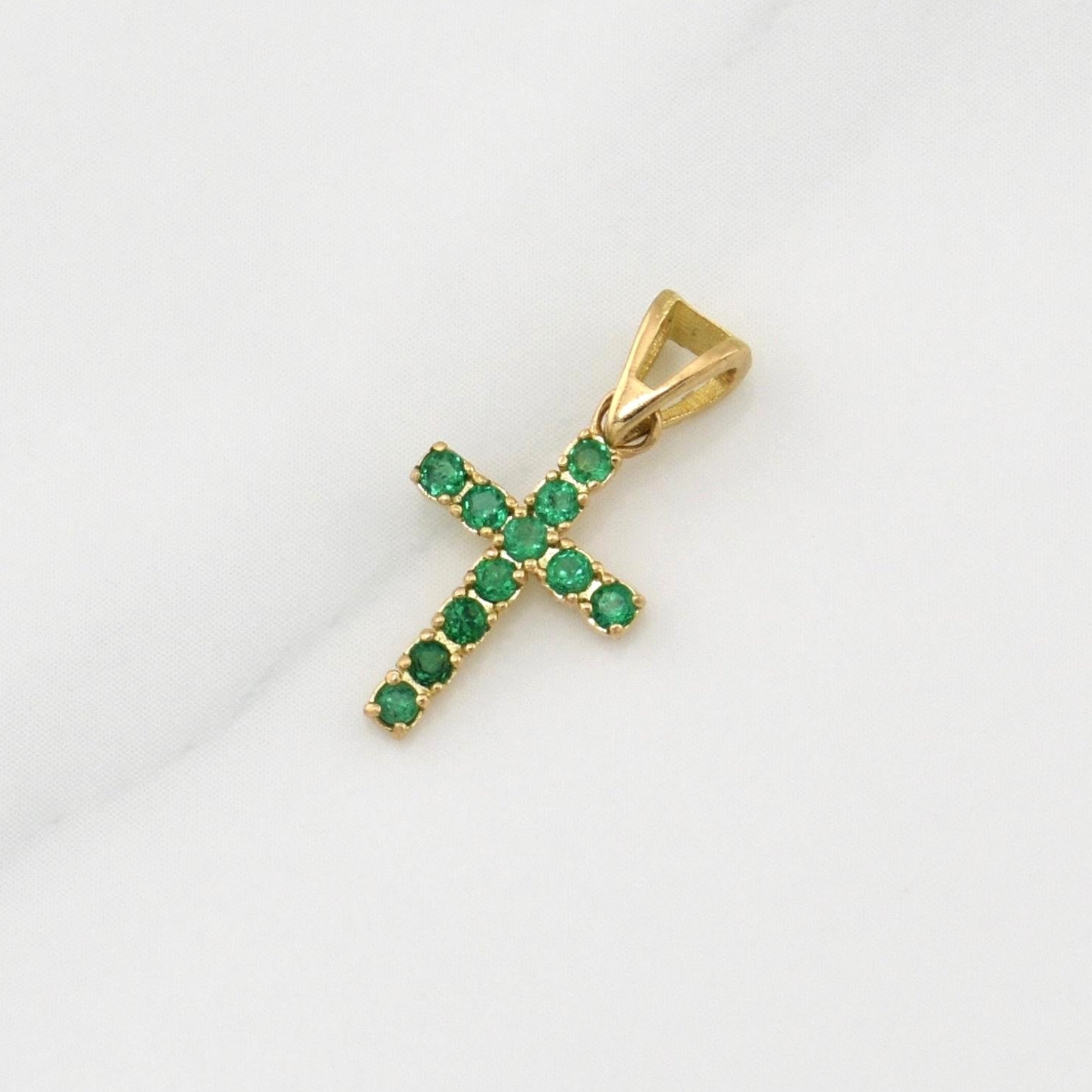 Pendant Cross Emeralds 50pts 0.6g / 3/4 in Yellow Gold 18K