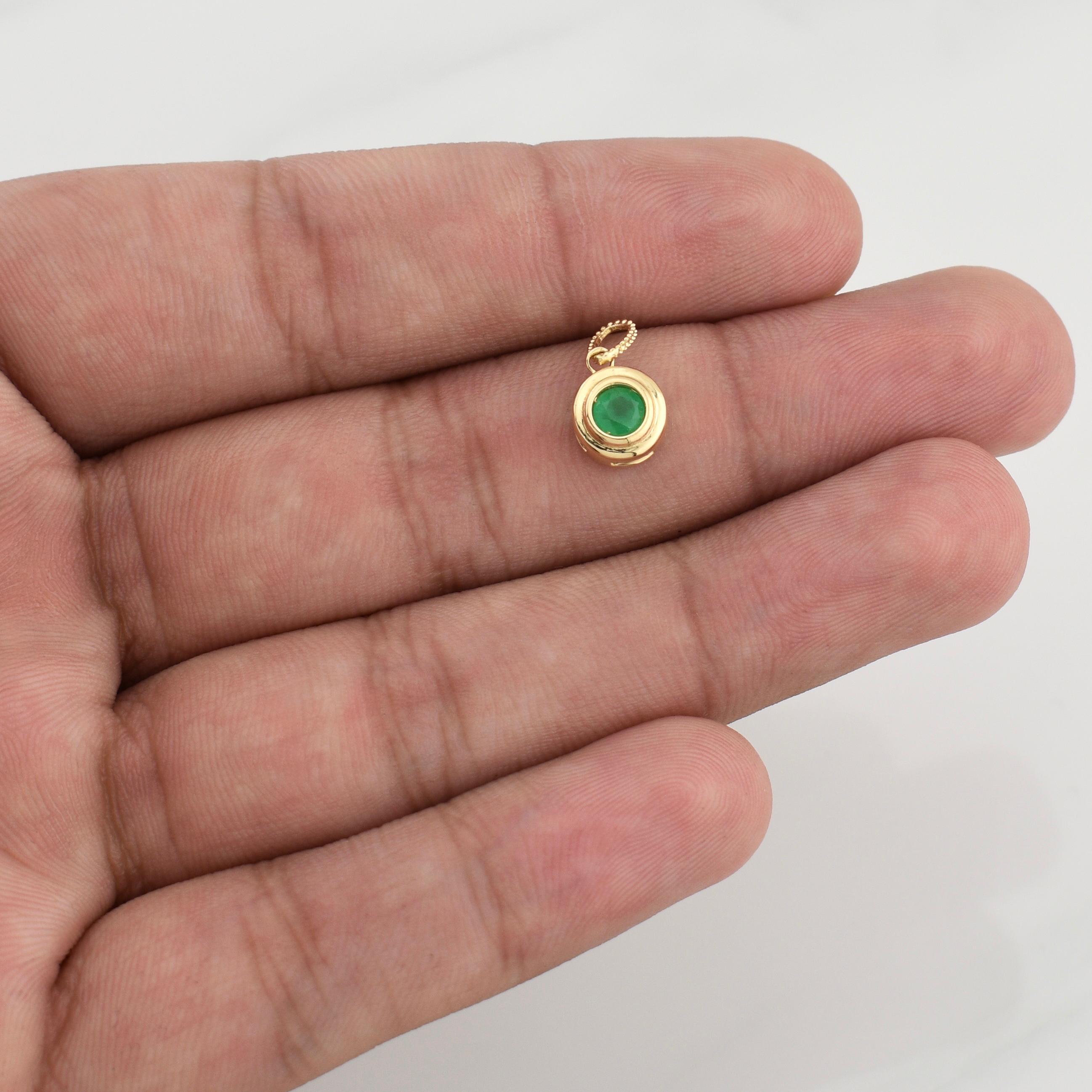 Pendant Bezel Emerald 0.26pts 0.95g / 1/2 in 18K Yellow Gold