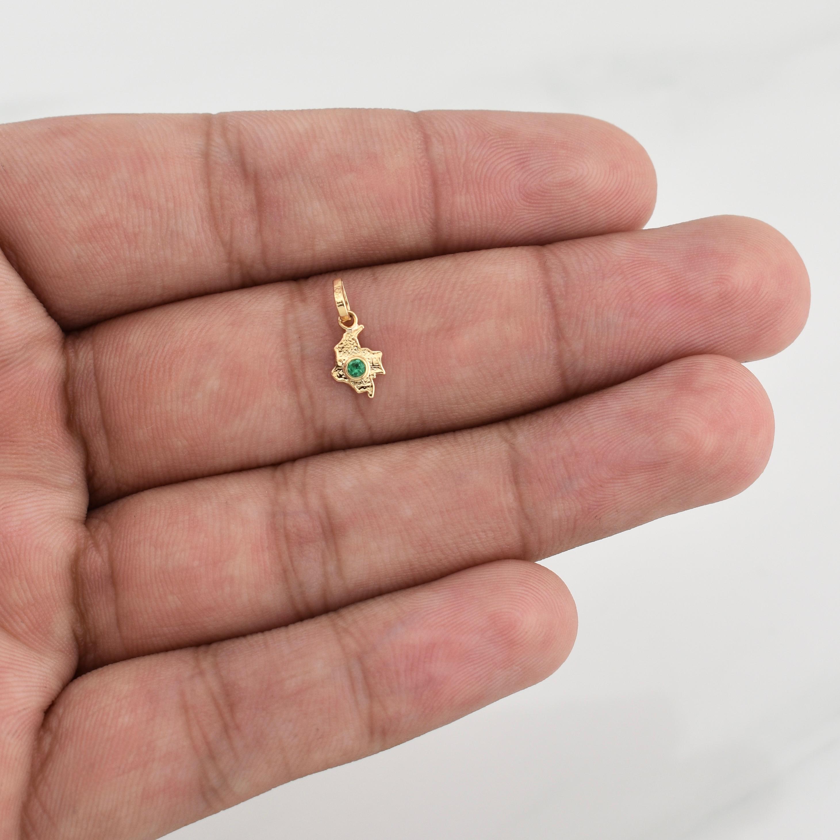 Pendant Map of Colombia Emerald 0.04pts 0.25g / 1/2 in 18K Yellow Gold