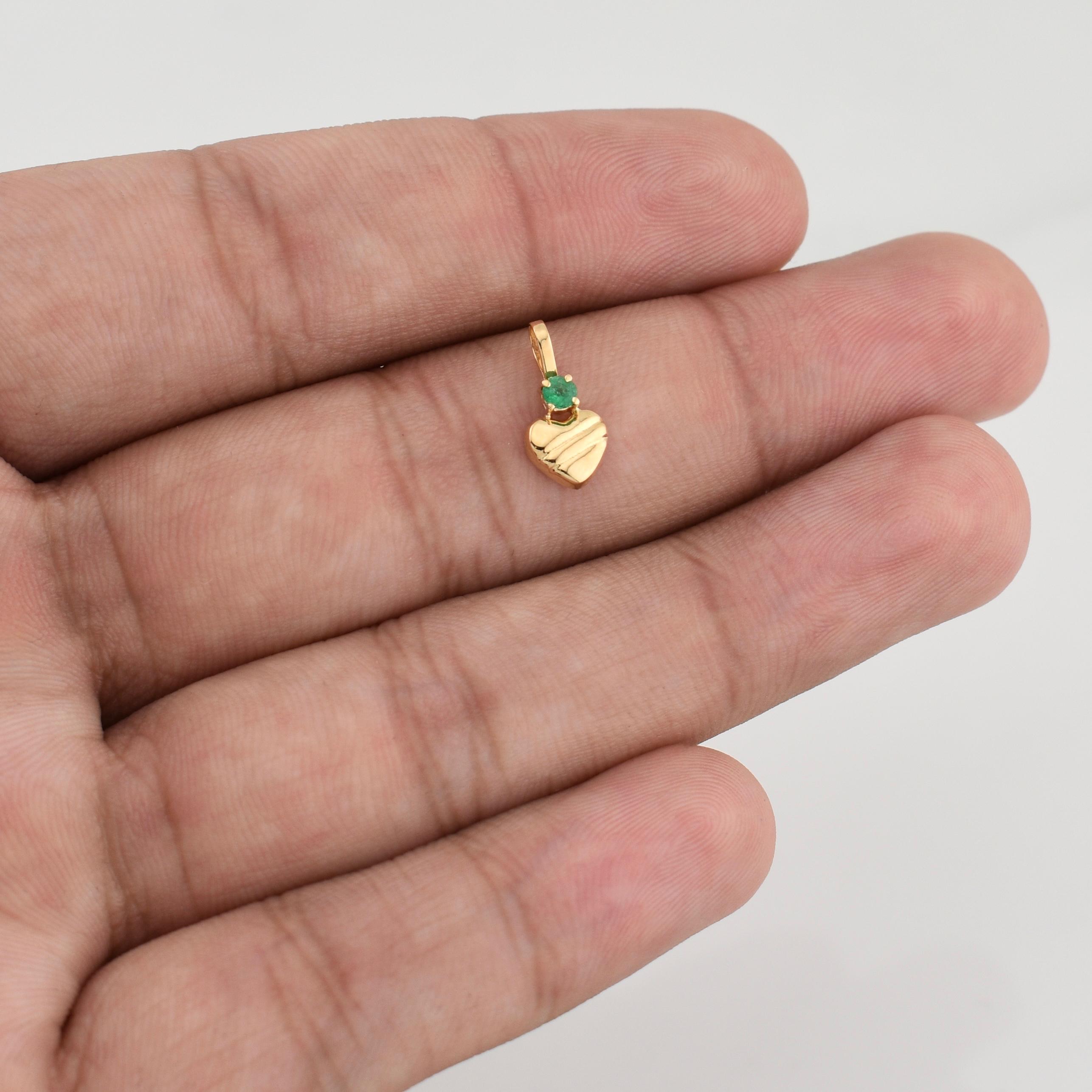 Pendant Striped Heart Emerald 0.06pts 0.3g / 1/2 in 18K Yellow Gold
